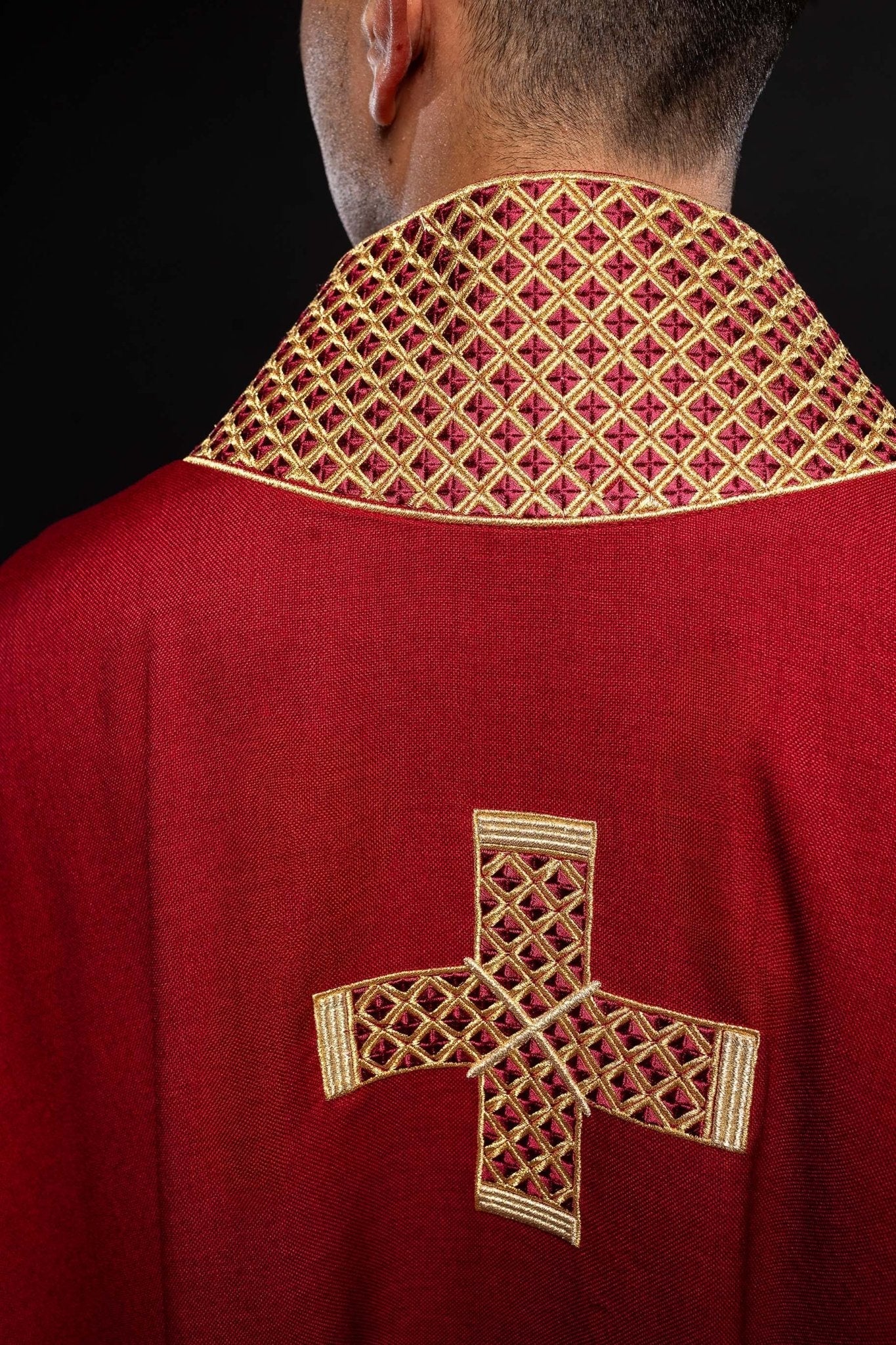 Dark red chasuble with decorative gold collar S - 7070 - 02 - 70 - HAFTINAUSA.COM