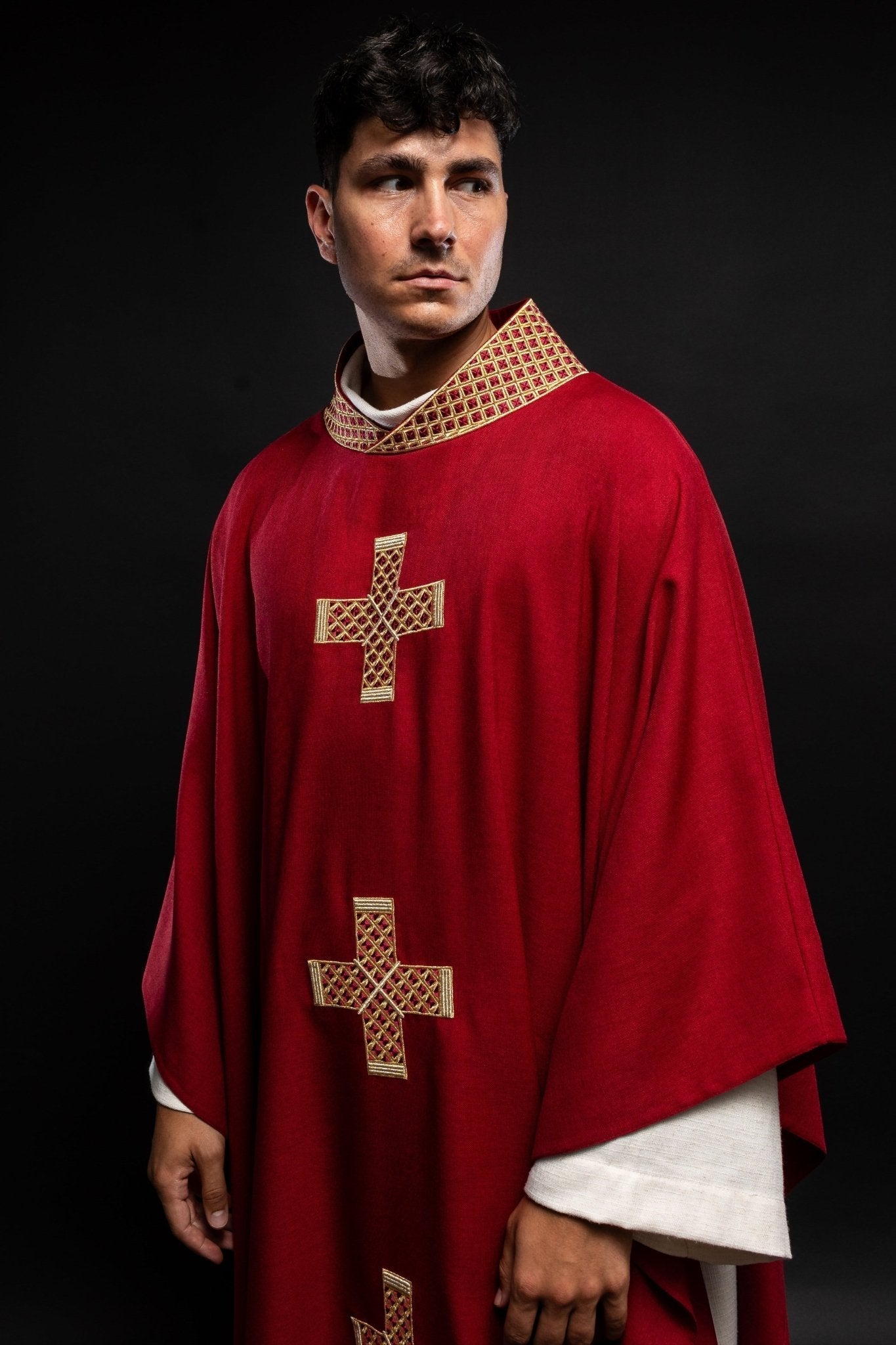 Dark red chasuble with decorative gold collar S - 7070 - 02 - 70 - HAFTINAUSA.COM