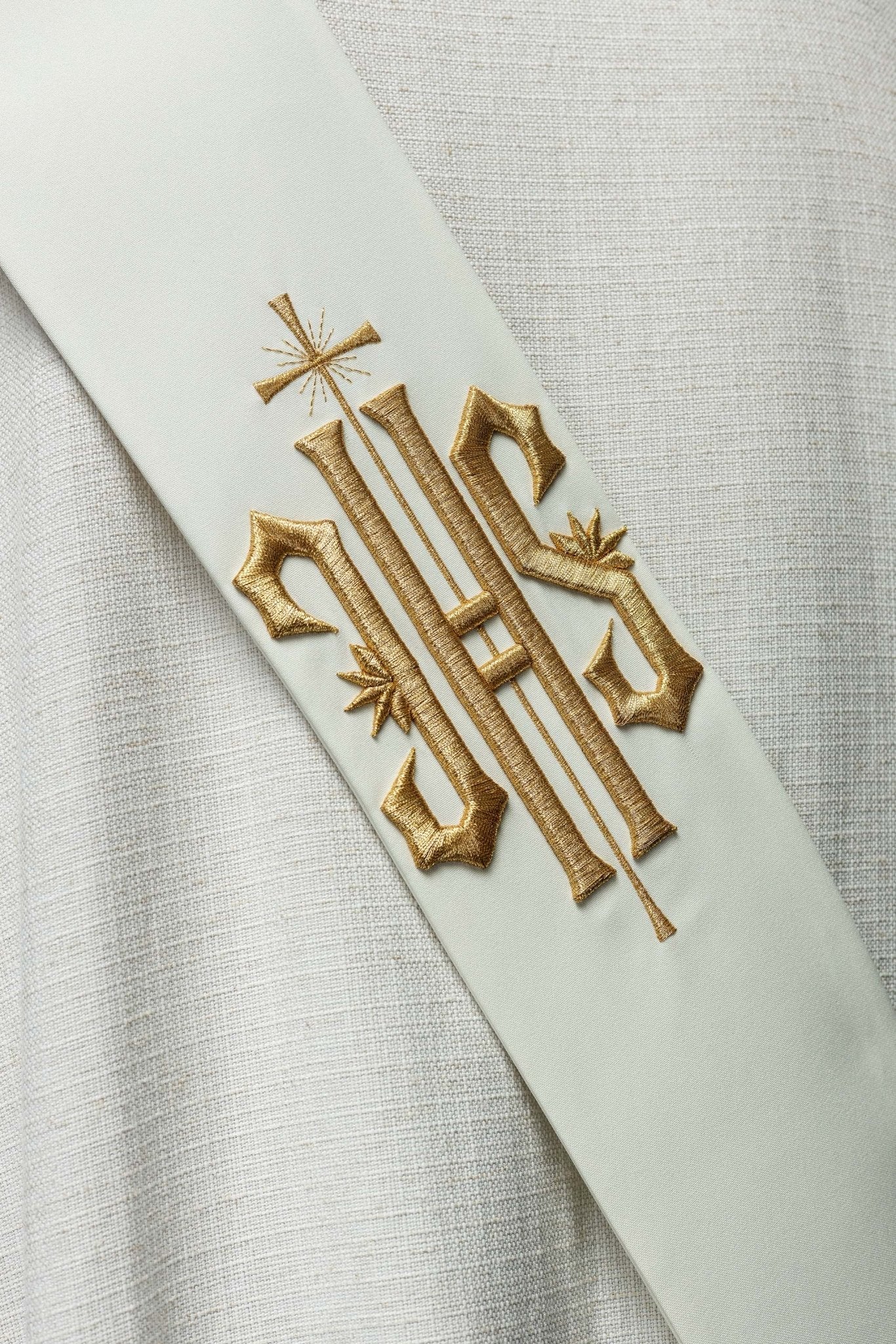 Deacon stole embroidered with IHS and Cross in ecru KSD/135/05/01 ECRU - HAFTINAUSA.COM