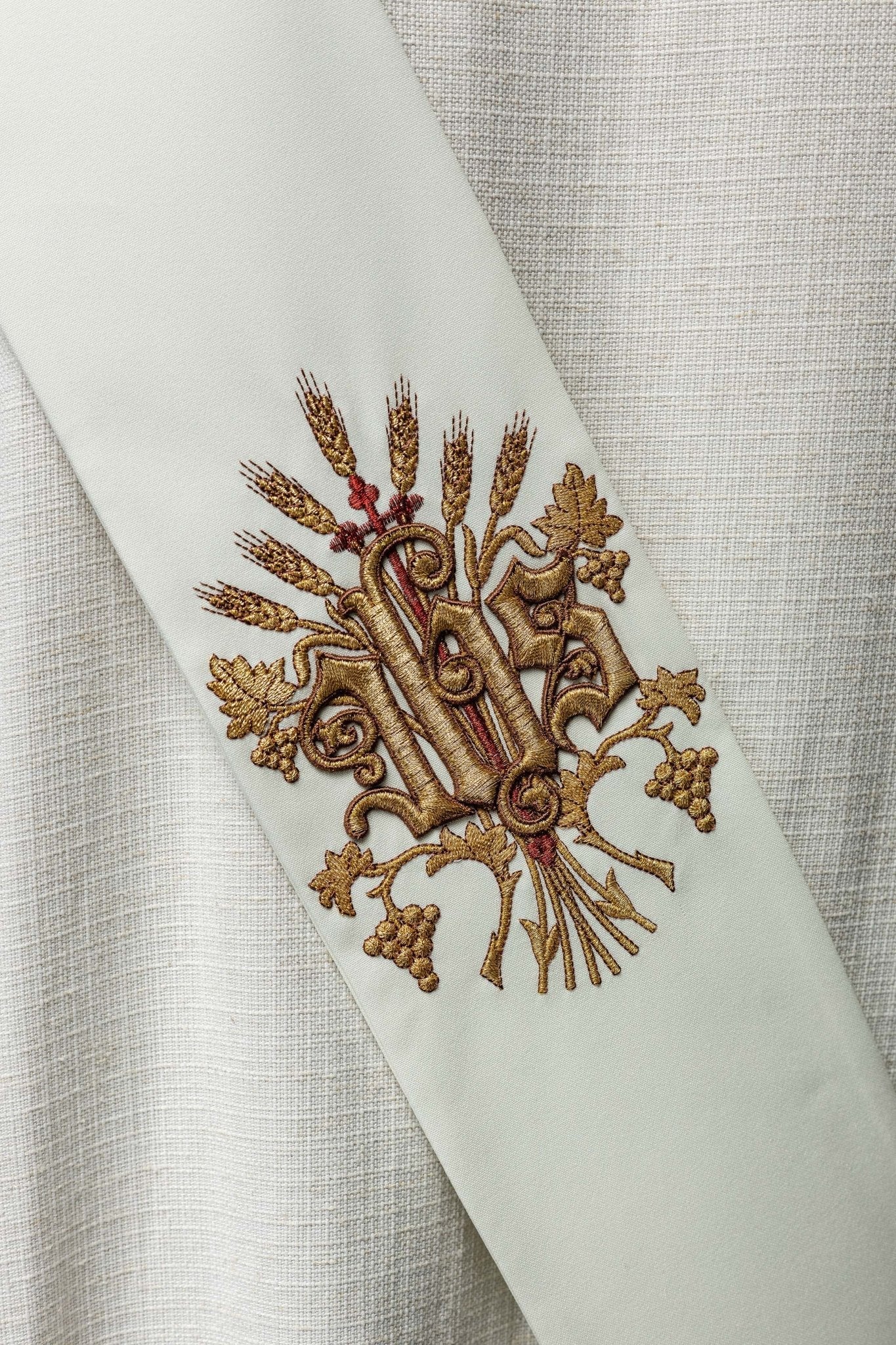 Deacon stole with grape and cross motif in ecru KSD/139/05/01 ECRU - HAFTINAUSA.COM