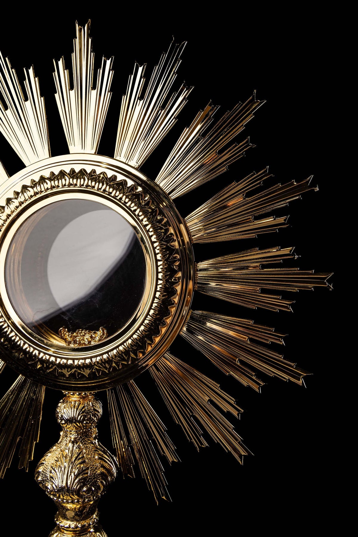 Front view of a monstrance with gold-plated Baroque details and radiating sunburst