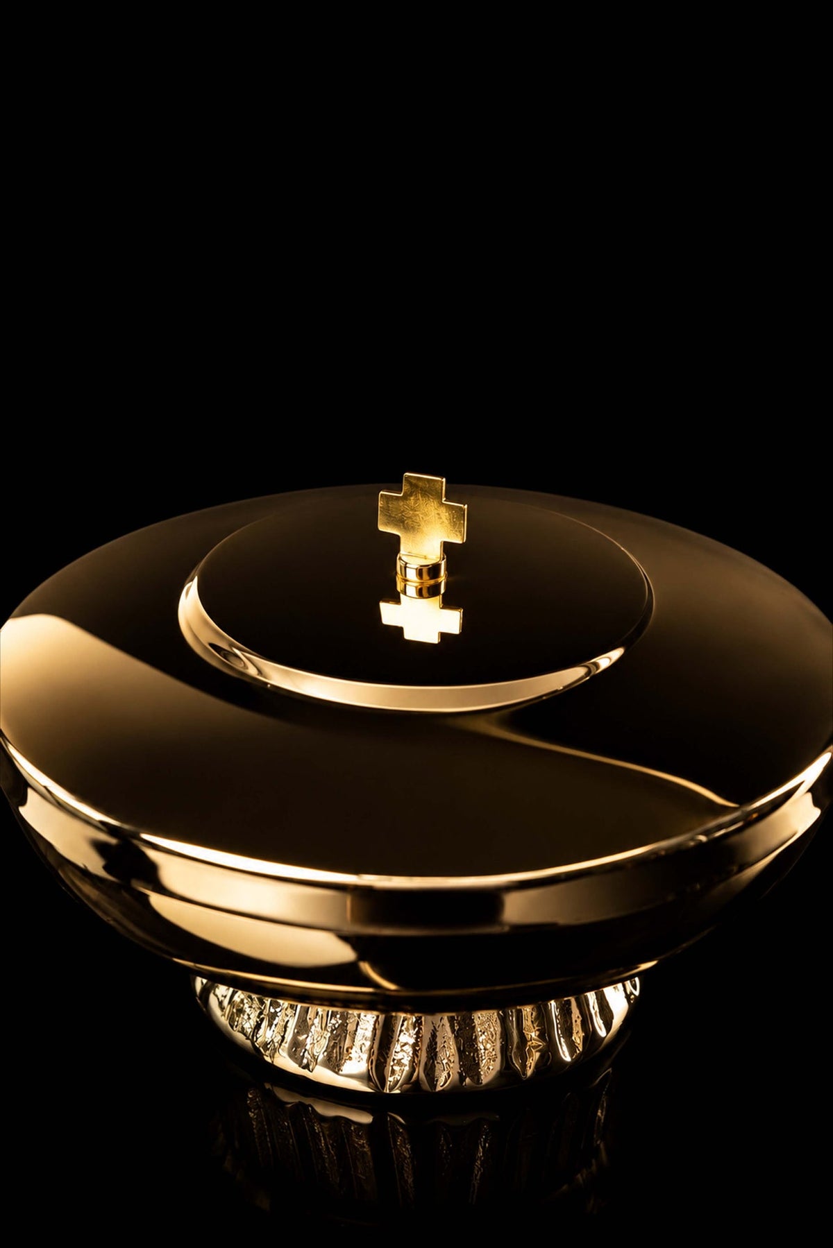 Close-up view of the ciborium lid with raised cross finial and decorative nodus