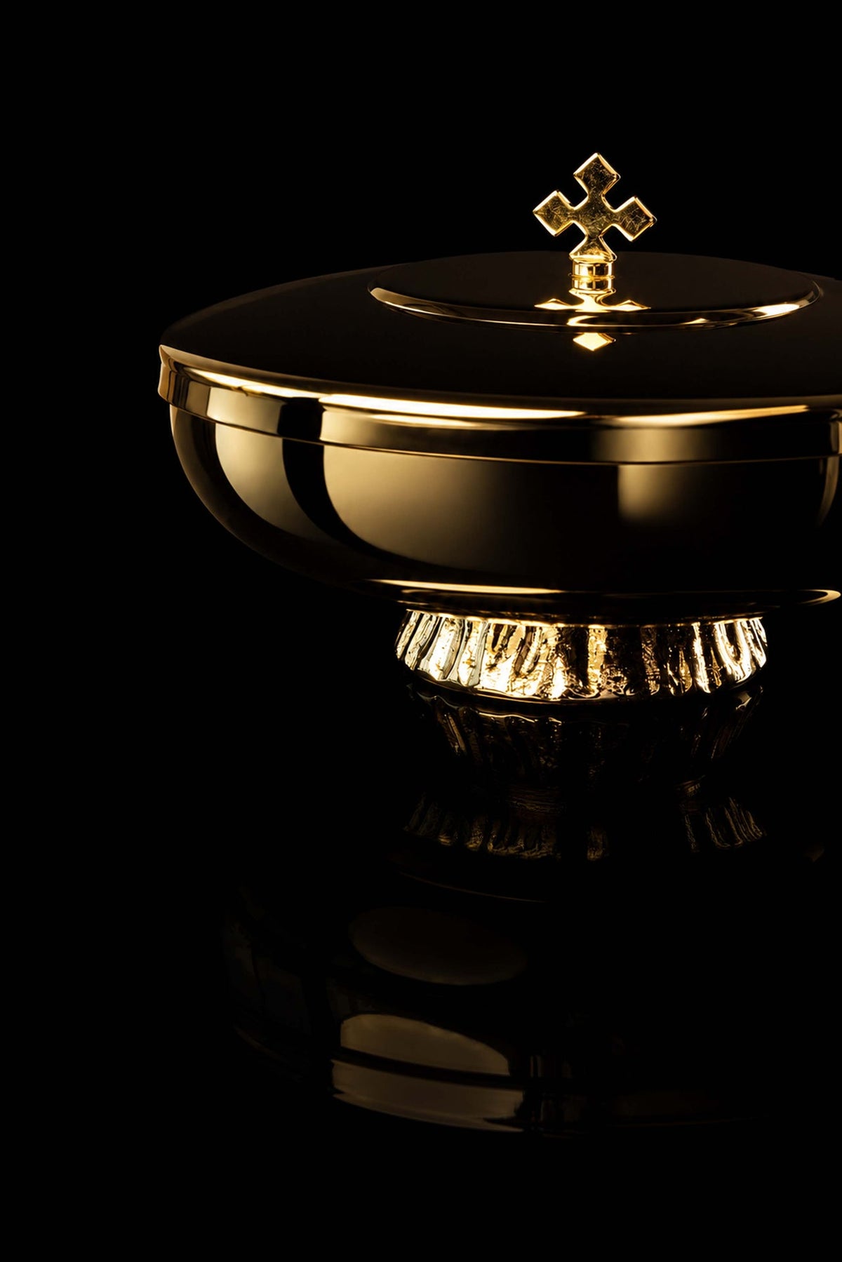 Side view of the gold-plated brass ciborium with decorative nodus and textured pedestal