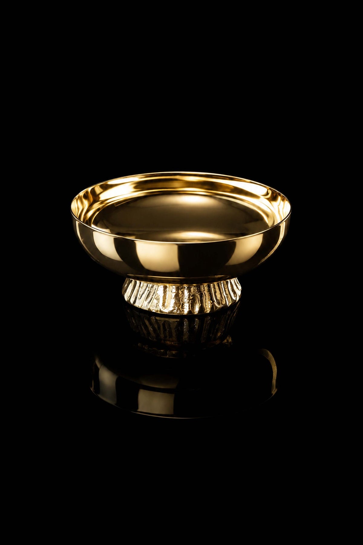 Front view of the gold-plated paten with a broad polished rim and fluted nodus