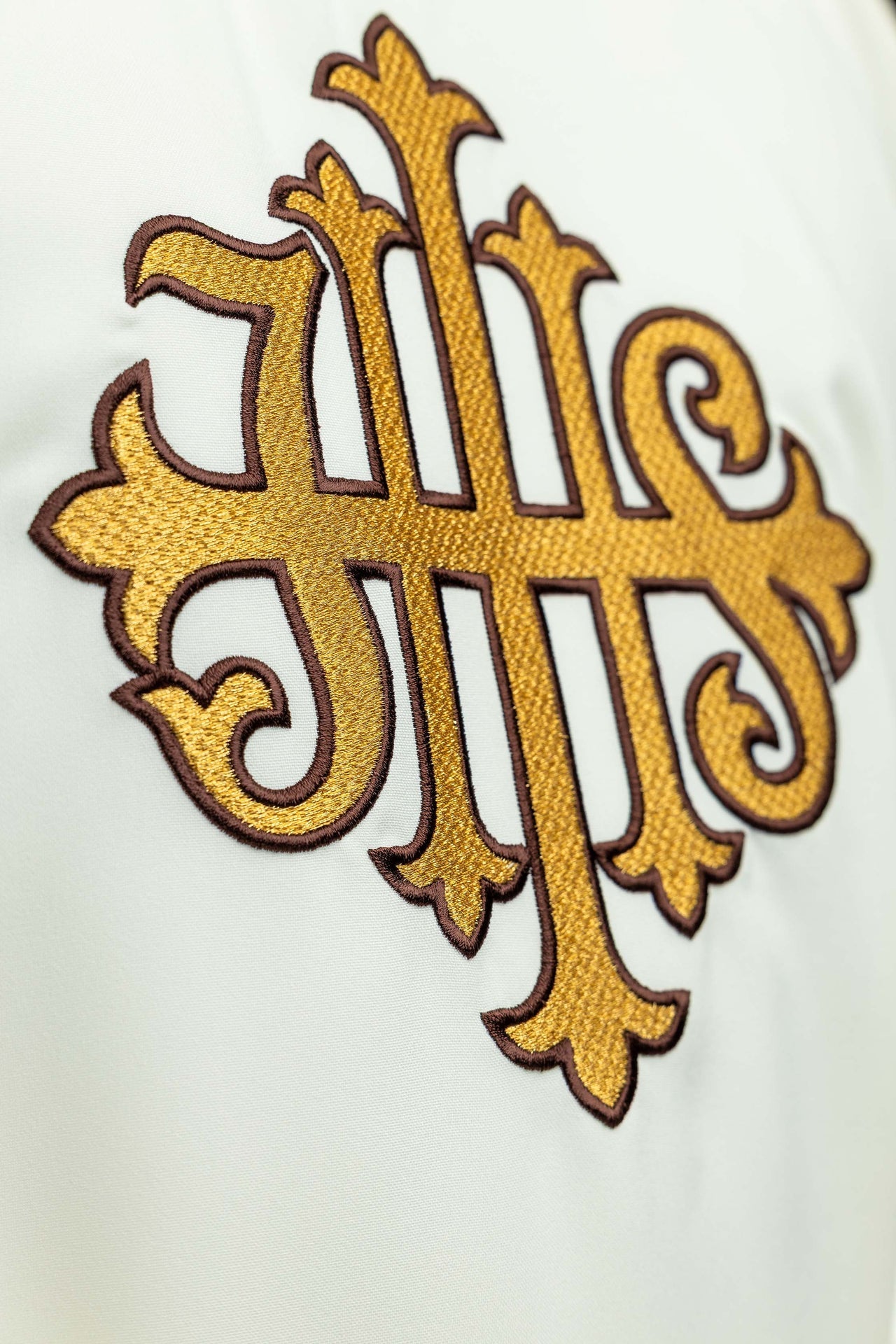 Ecru chasuble embroidered with the JHS symbol and a wide collar KOK/005/05/12/KARO - CHASUBLES.COM