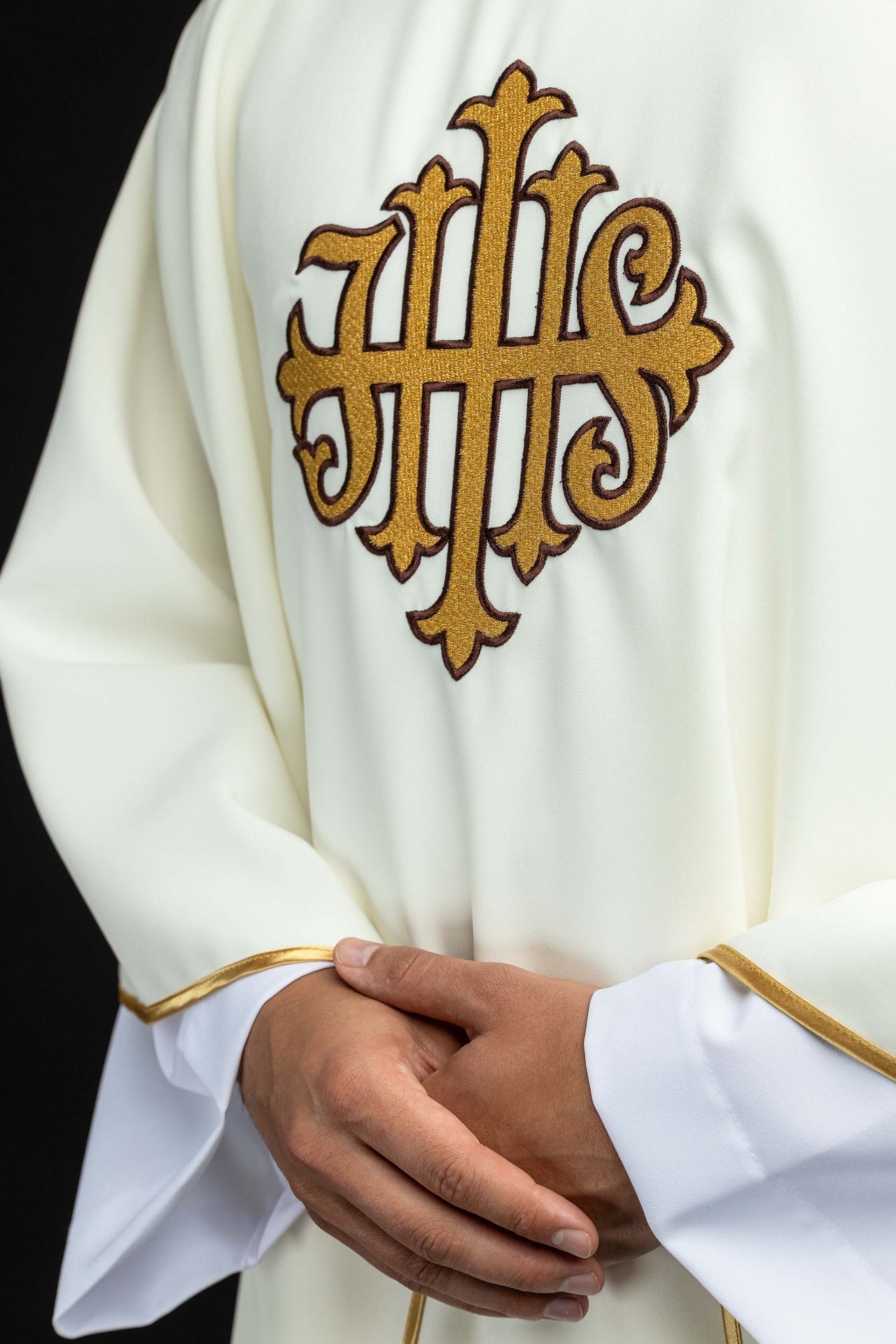 Ecru chasuble embroidered with the JHS symbol and a wide collar KOK/005/05/12/KARO - CHASUBLES.COM