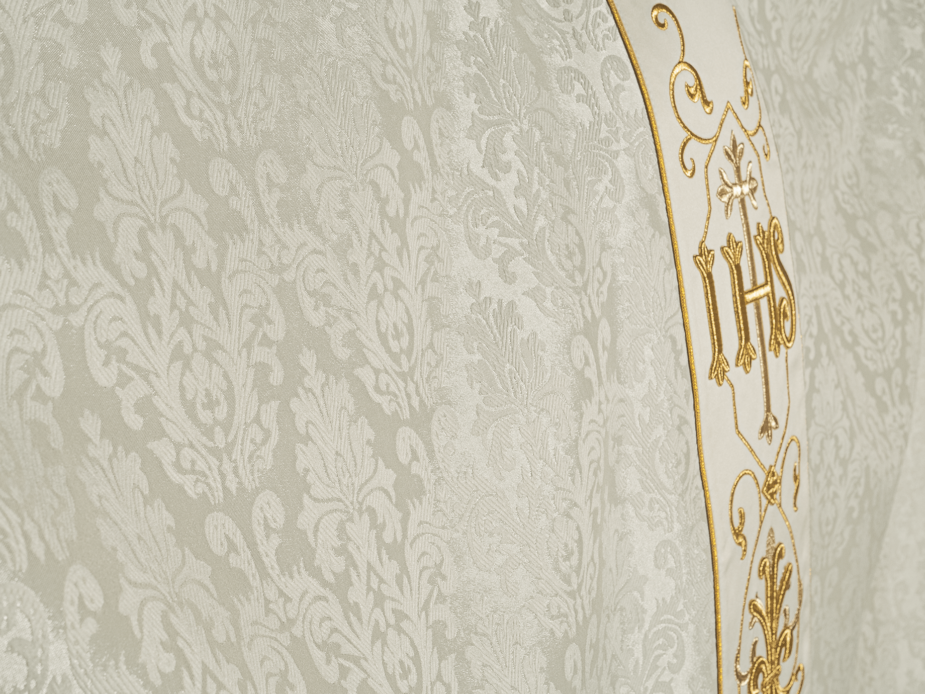 Ecru chasuble made of jaquard texture KOR/268/05/67 - HAFTINAUSA.COM