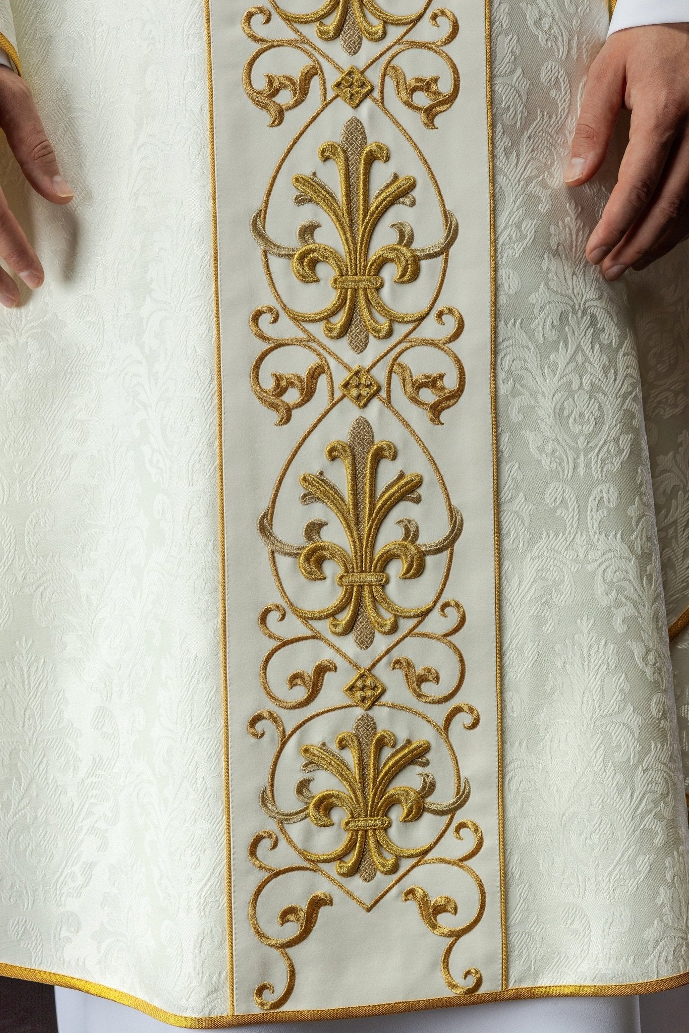 Ecru chasuble made of jaquard texture KOR/268/05/67 - HAFTINAUSA.COM