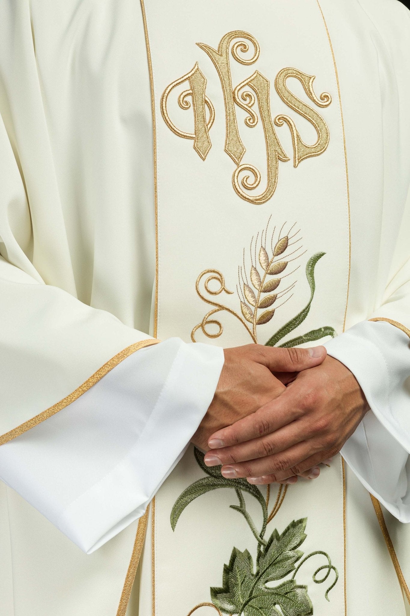 Ecru chasuble with IHS and grapes embroidery KOR/117/05/01 ECRU - CHASUBLES.COM