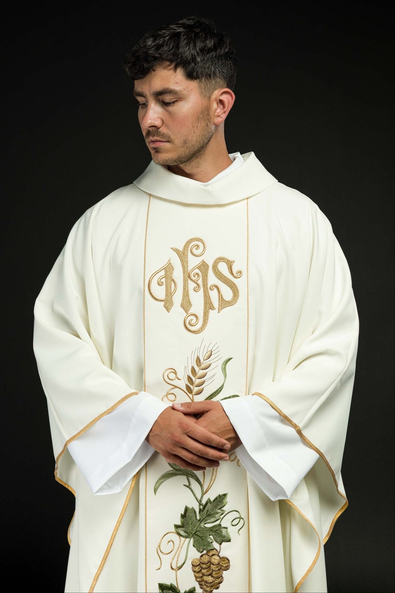 Ecru chasuble with IHS and grapes embroidery KOR/117/05/01 ECRU - CHASUBLES.COM
