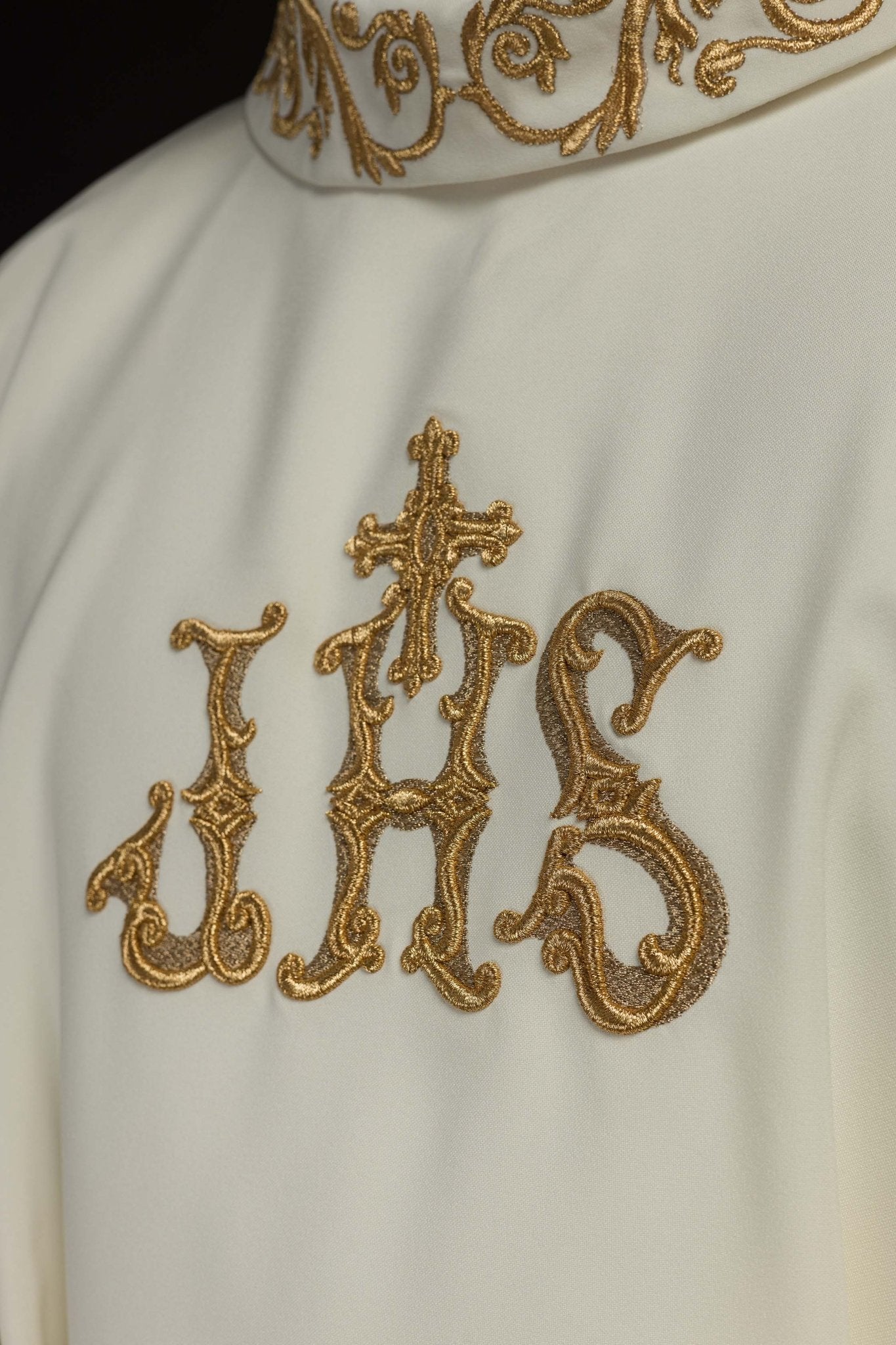 Ecru chasuble with IHS motif KOR/157/05/01 ECRU - CHASUBLES.COM