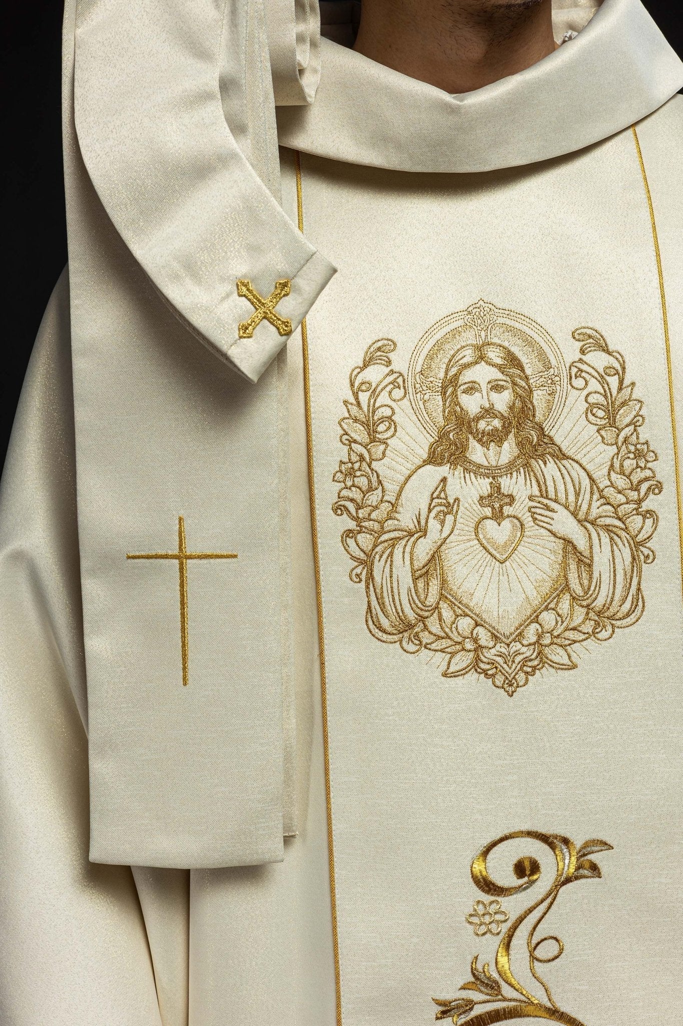 Ecru chasuble with image of the Sacred Heart of Jesus KOW2/035/05/54 - HAFTINAUSA.COM