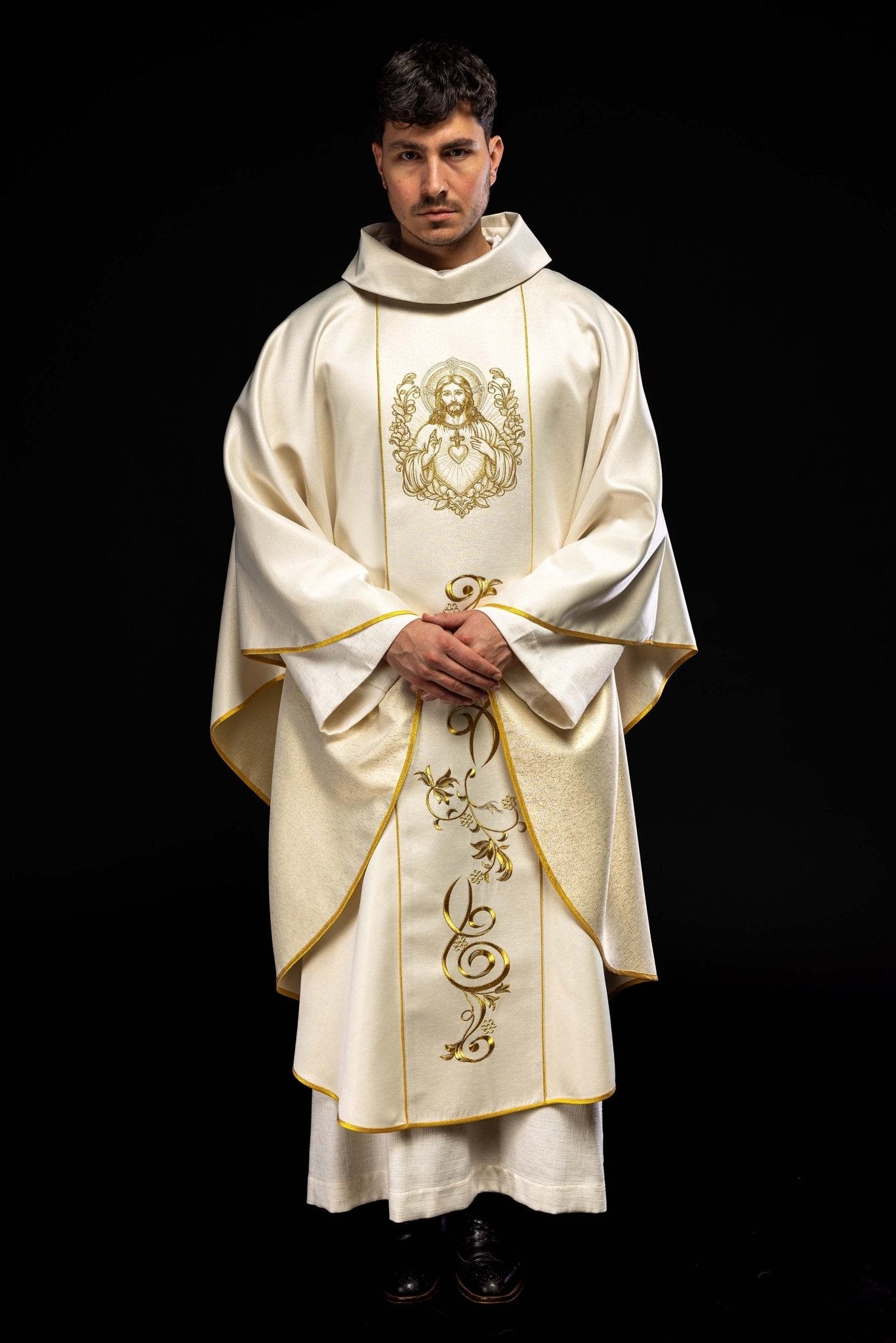 Ecru chasuble with image of the Sacred Heart of Jesus KOW2/035/05/54 - HAFTINAUSA.COM