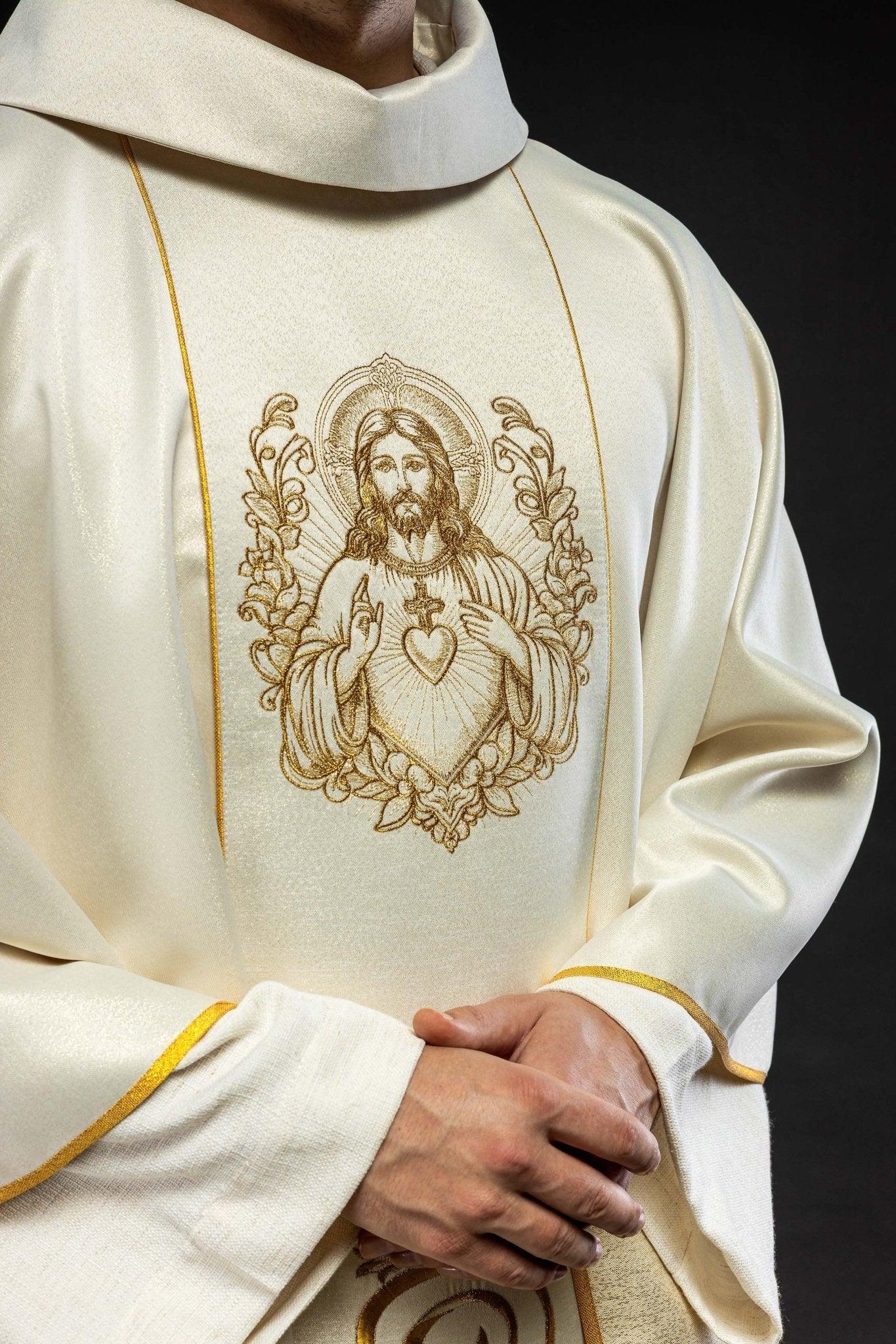 Ecru chasuble with image of the Sacred Heart of Jesus KOW2/035/05/54 - HAFTINAUSA.COM