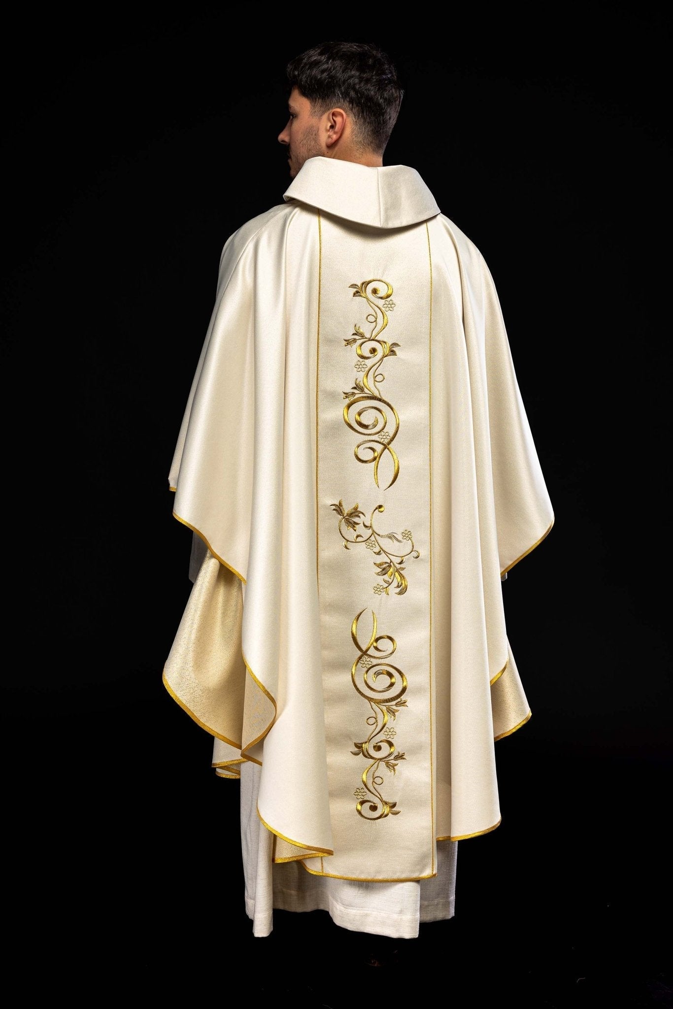 Ecru chasuble with image of the Sacred Heart of Jesus KOW2/035/05/54 - HAFTINAUSA.COM
