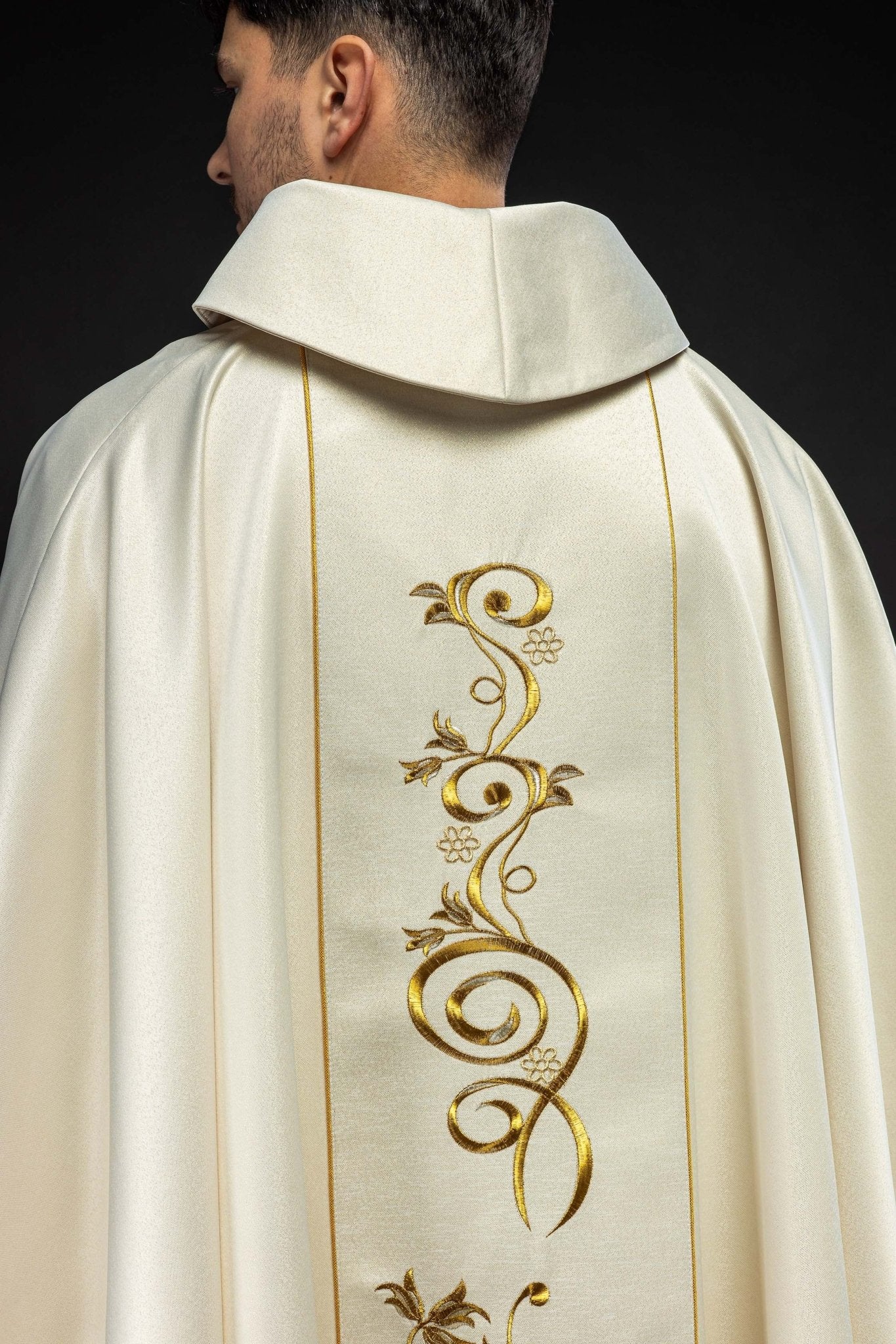 Ecru chasuble with image of the Sacred Heart of Jesus KOW2/035/05/54 - HAFTINAUSA.COM