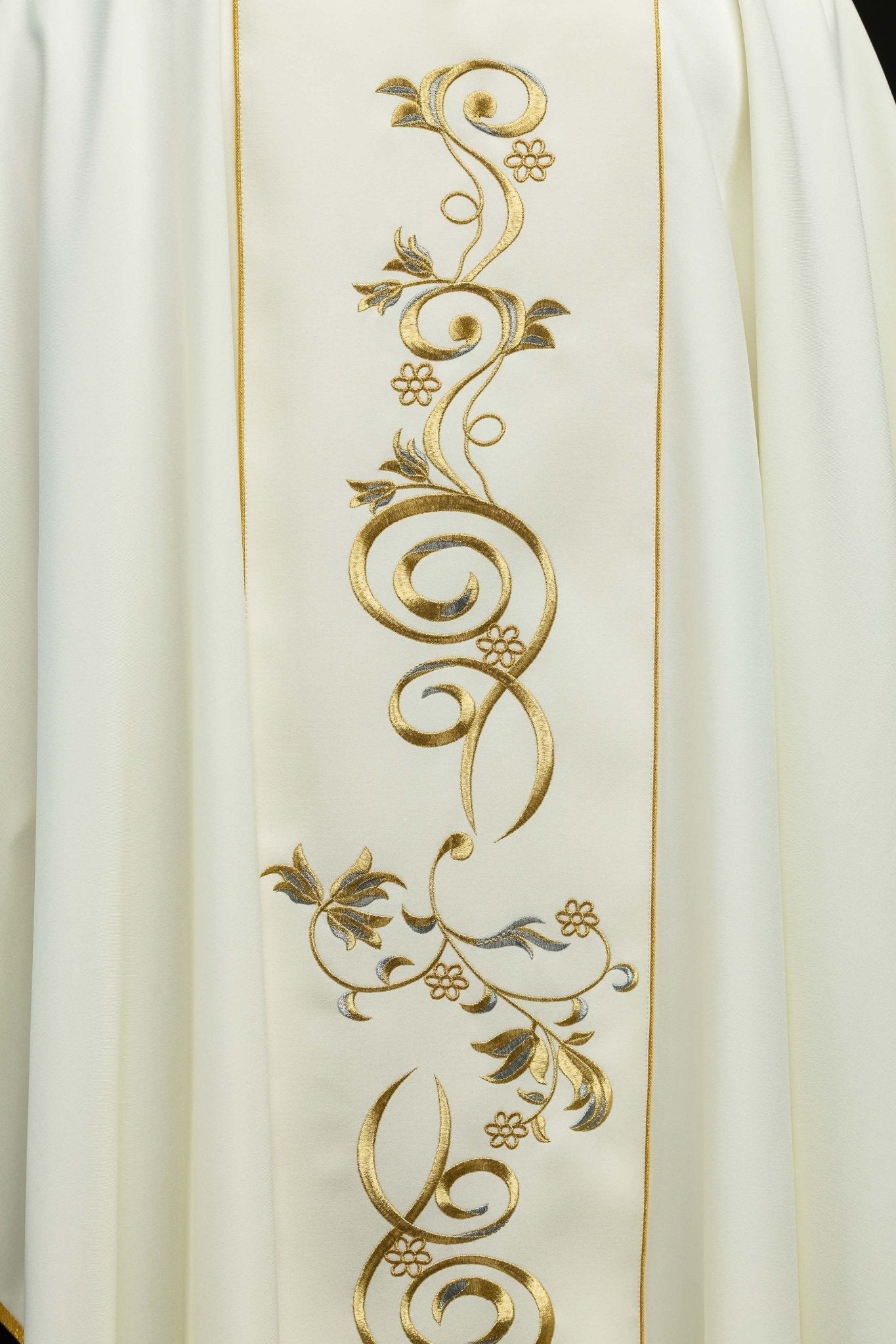 Ecru chasuble with the image of Jesus KOR/202/05/01 ECRU - CHASUBLES.COM