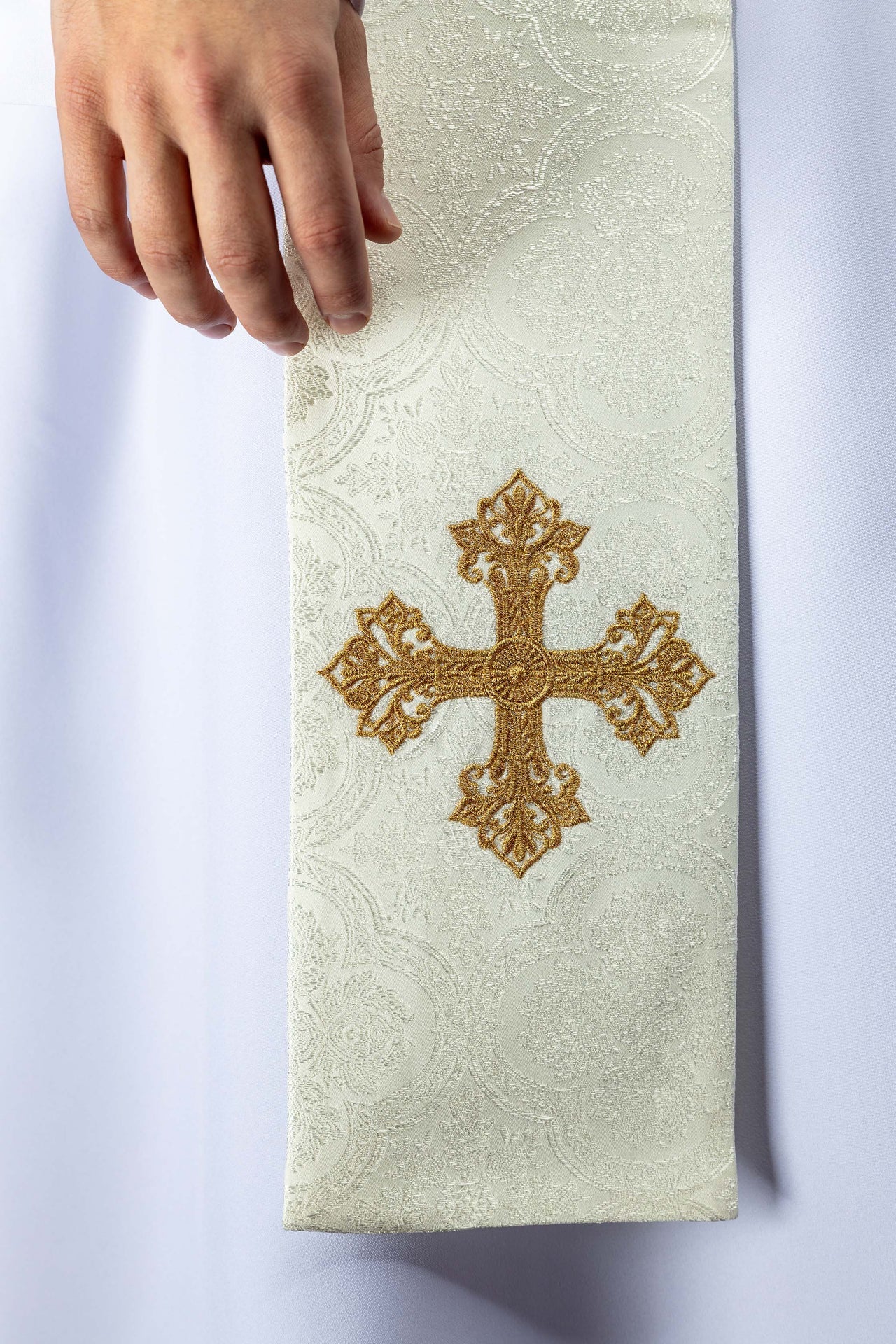 Ecru jacquard stole embroidered with a cross motif KST/967/05/11 - CHASUBLES.COM