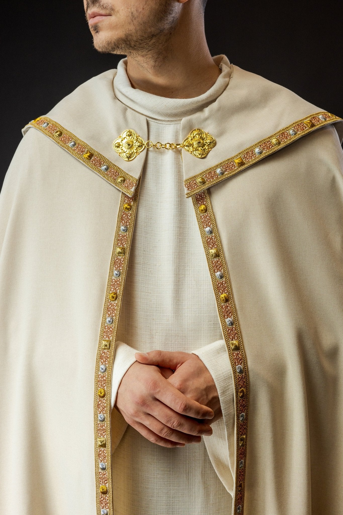 Ecru liturgical cape with gold IHS S - 3067 - 05 - 70 150cm - HAFTINAUSA.COM