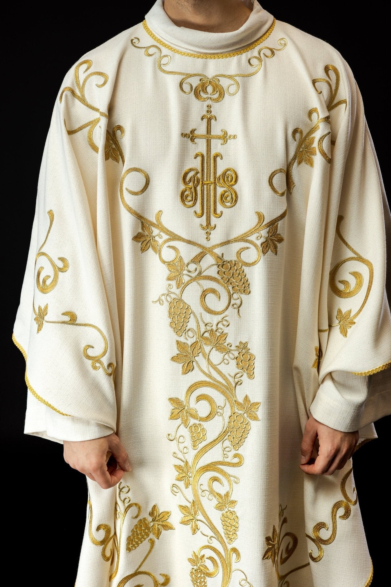 Ecru liturgical chasuble decorated with IHS embroidery and grapes LE/7037/05 - HAFTINAUSA.COM