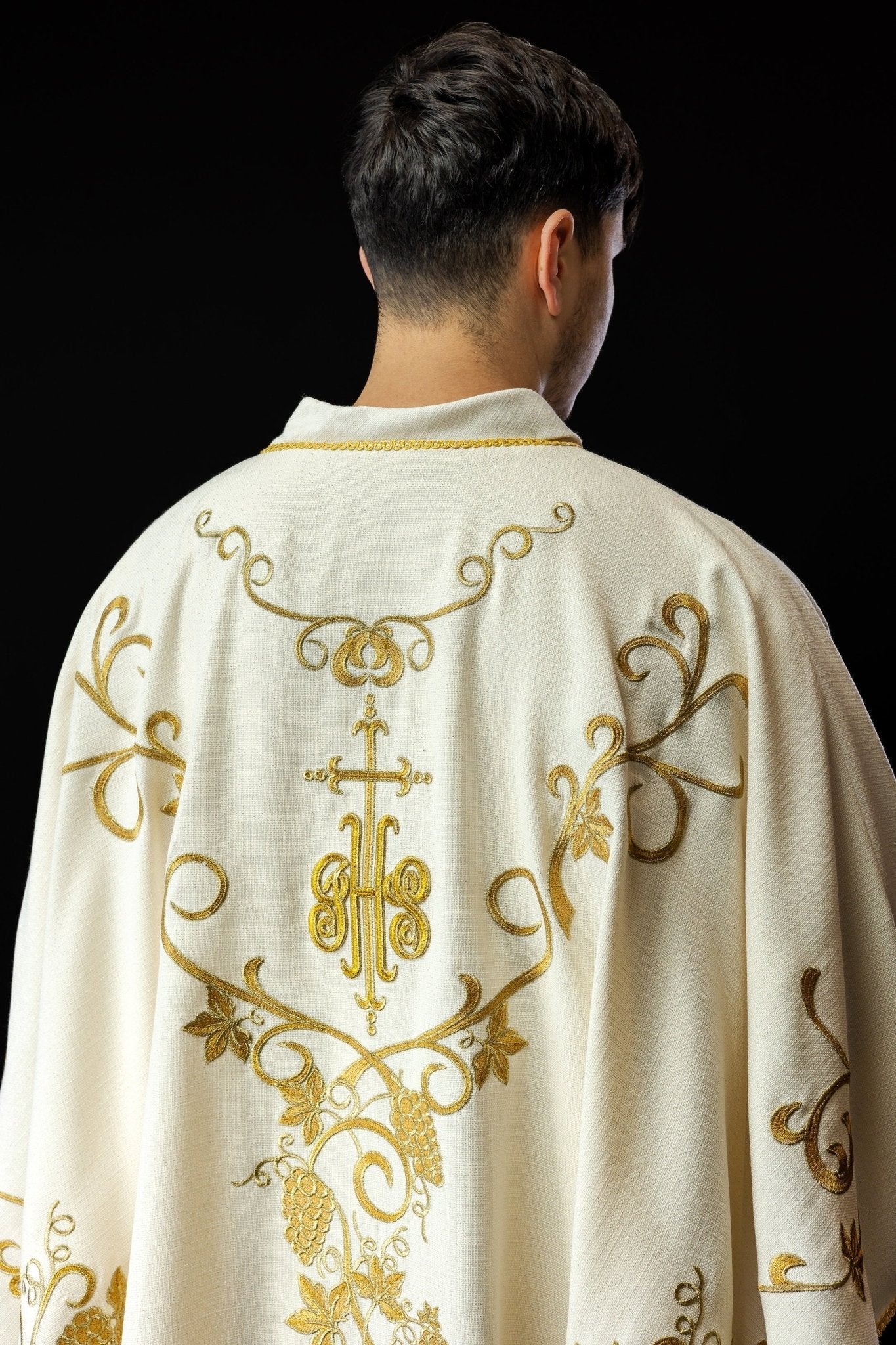Ecru liturgical chasuble decorated with IHS embroidery and grapes LE/7037/05 - HAFTINAUSA.COM