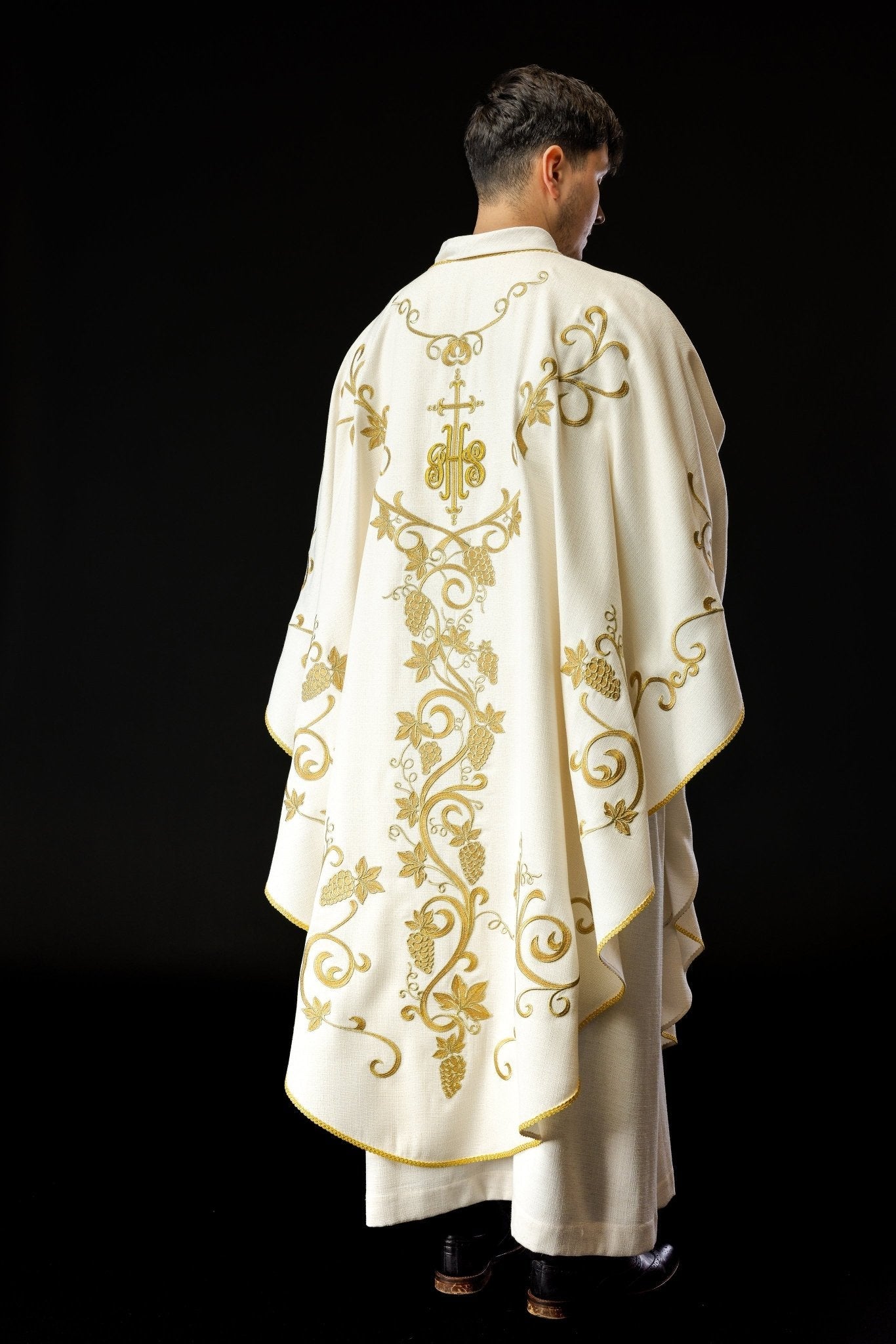 Ecru liturgical chasuble decorated with IHS embroidery and grapes LE/7037/05 - HAFTINAUSA.COM