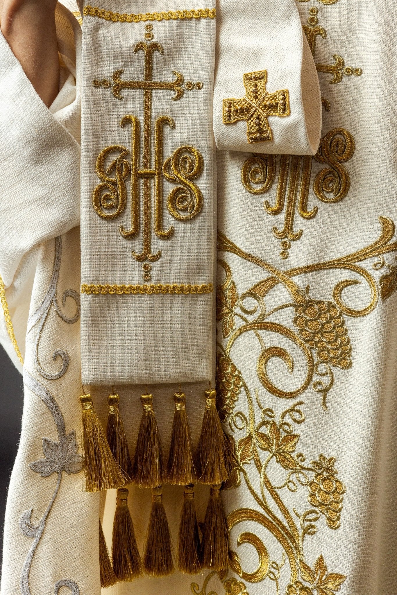 Ecru liturgical chasuble decorated with IHS embroidery and grapes LE/7037/05 - HAFTINAUSA.COM