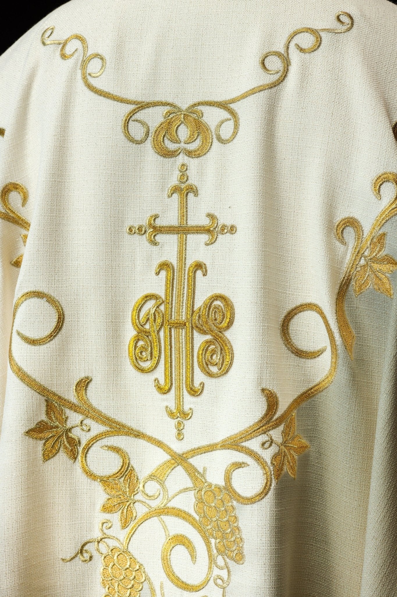 Ecru liturgical chasuble decorated with IHS embroidery and grapes LE/7037/05 - HAFTINAUSA.COM