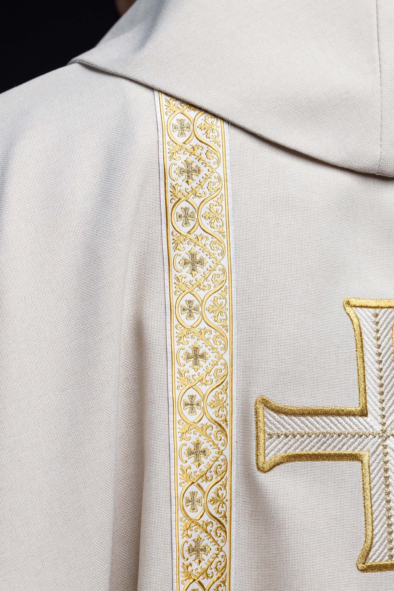 Ecru liturgical chasuble with embroidered cross and jacquard bands KOR/975/05/70 - CHASUBLES.COM