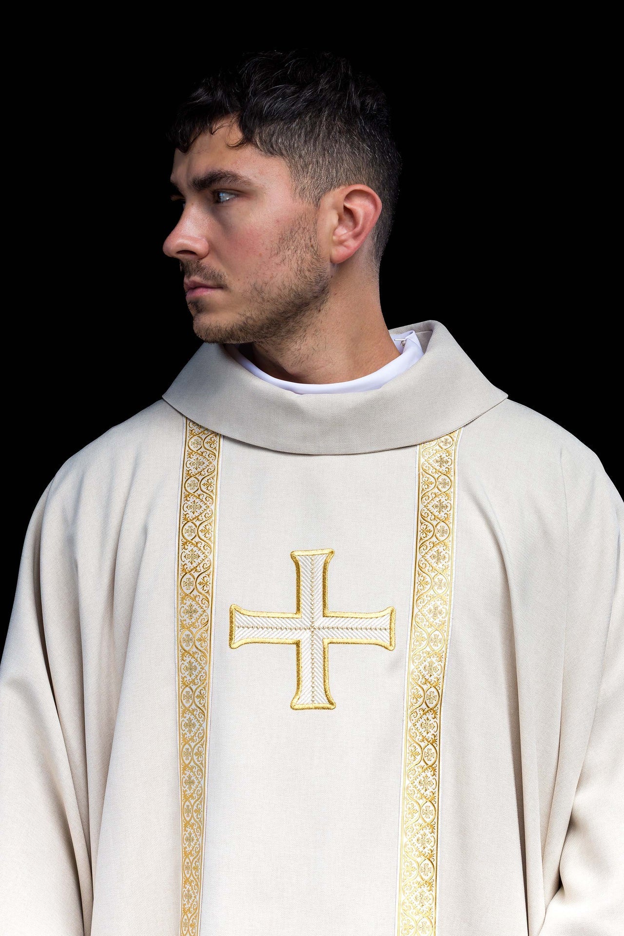 Ecru liturgical chasuble with embroidered cross and jacquard bands KOR/975/05/70 - CHASUBLES.COM