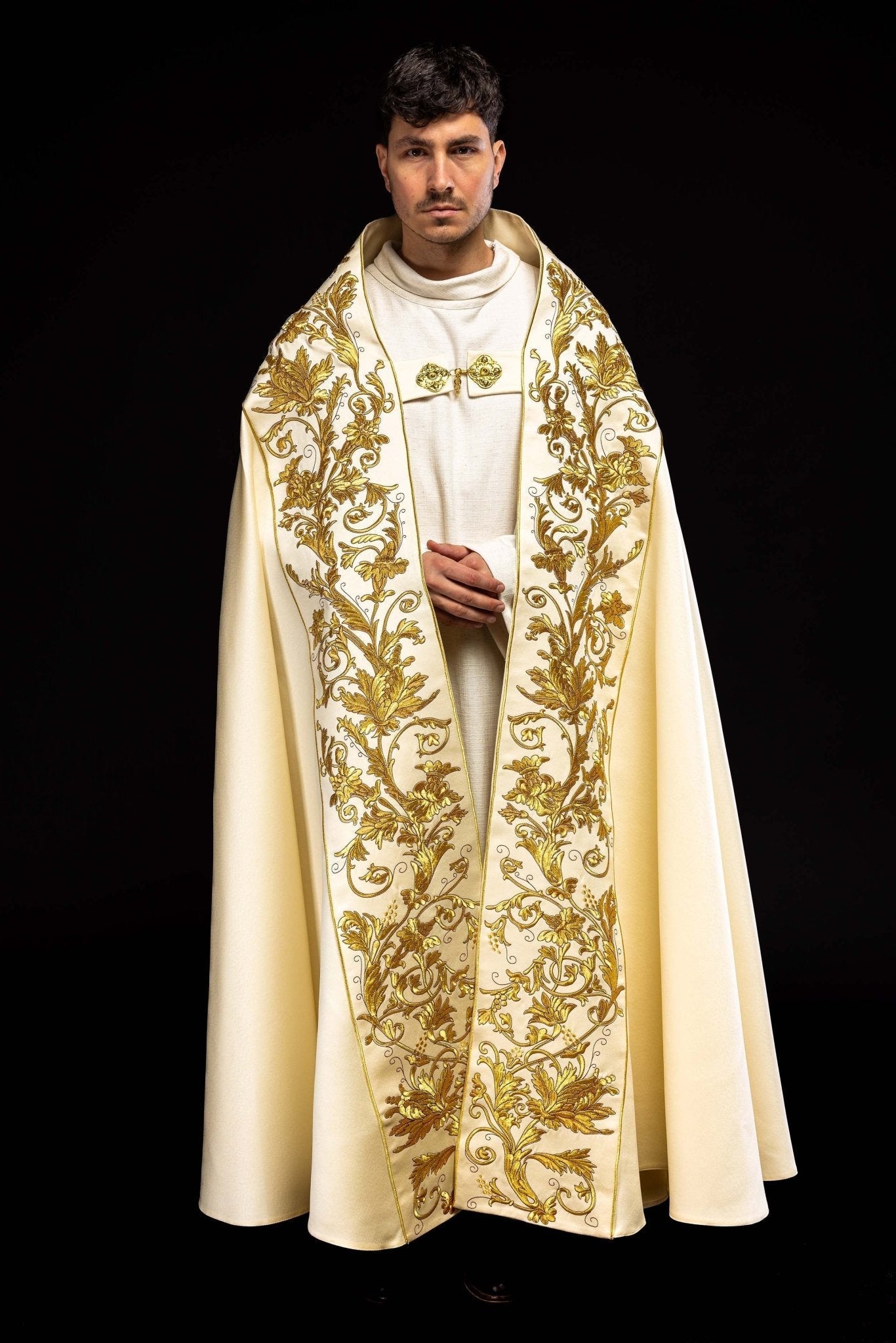 Ecru satin Roman cape with embroidered chalice KKP/013/05/20 150 cm - HAFTINAUSA.COM