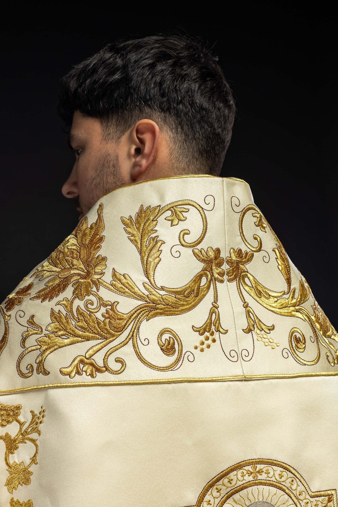 Ecru satin Roman cape with embroidered chalice KKP/013/05/20 150 cm - HAFTINAUSA.COM
