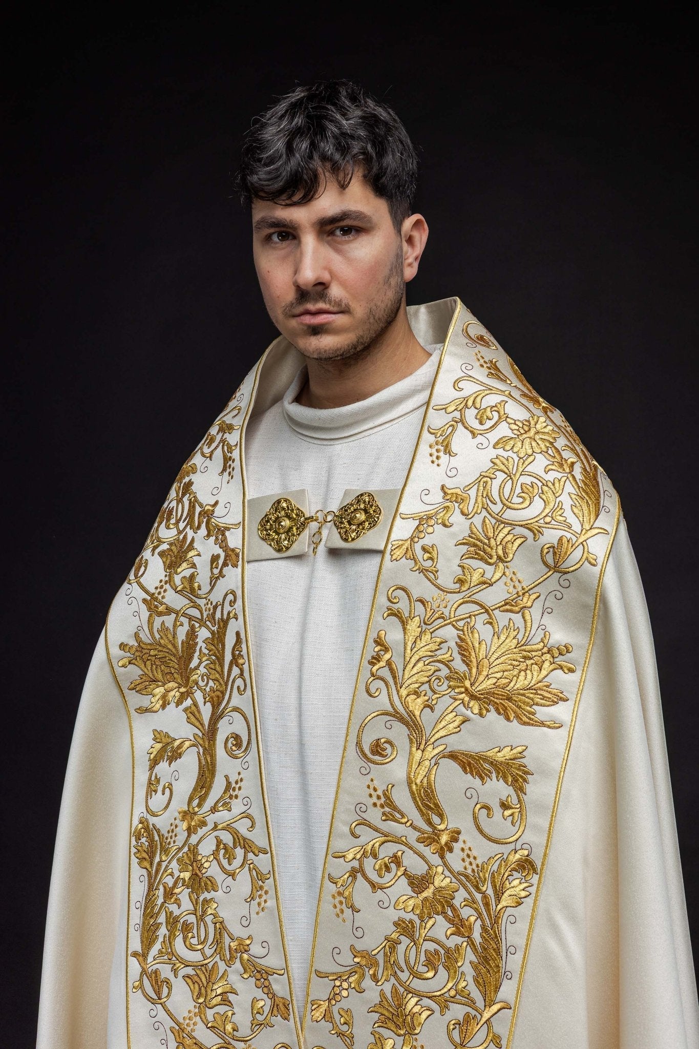 Ecru satin Roman cape with embroidered heart of Jesus KKP/026/05/20 145 cm - HAFTINAUSA.COM