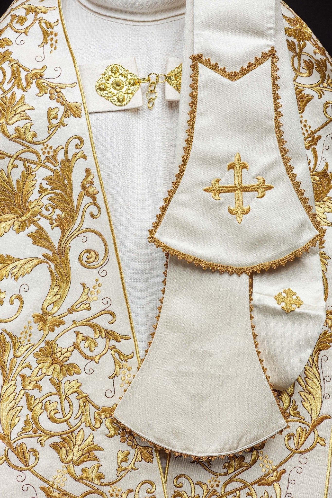 Ecru satin Roman cape with embroidered heart of Jesus KKP/026/05/20 145 cm - HAFTINAUSA.COM