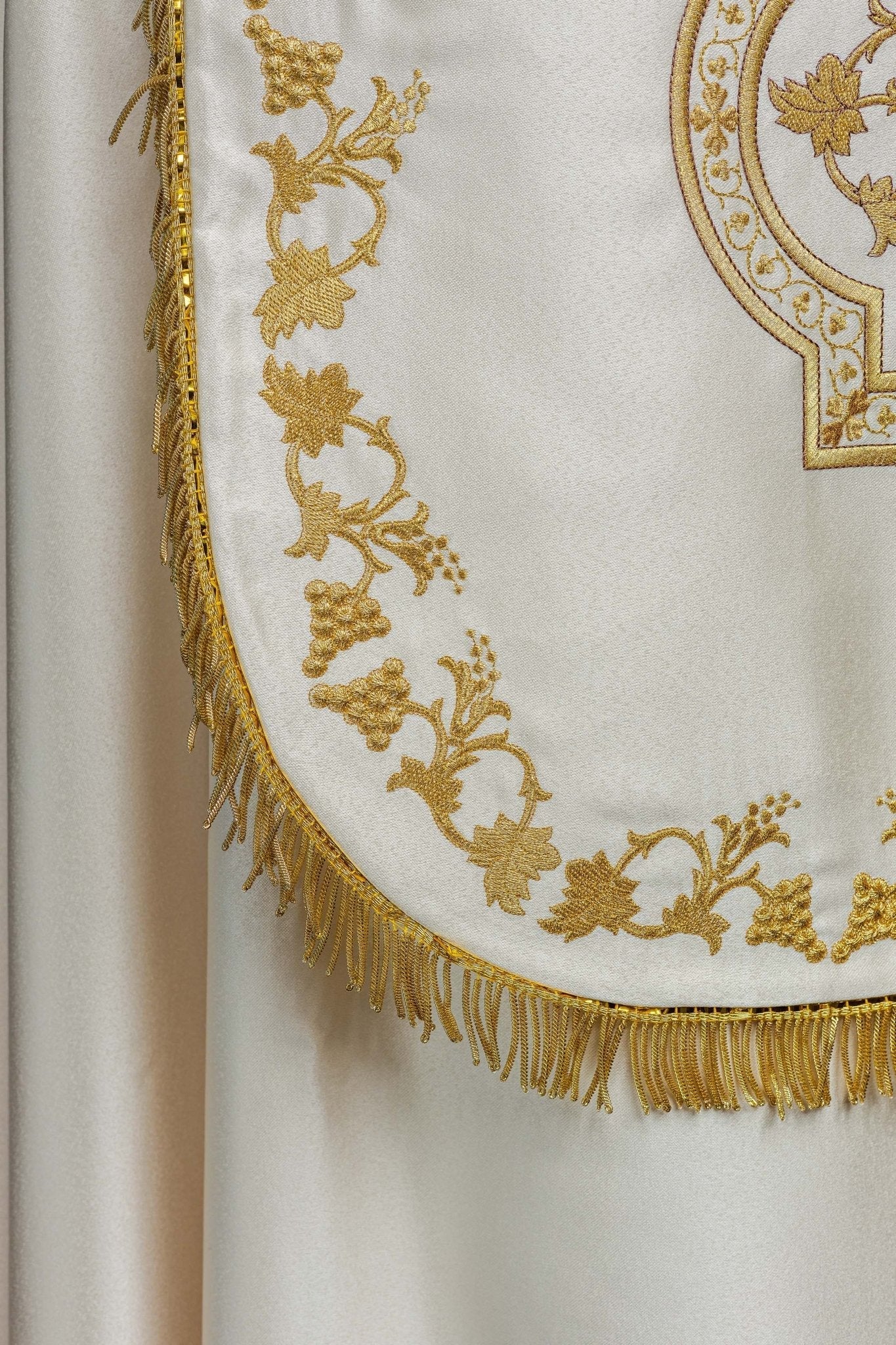 Ecru satin Roman cape with embroidered heart of Jesus KKP/026/05/20 145 cm - HAFTINAUSA.COM