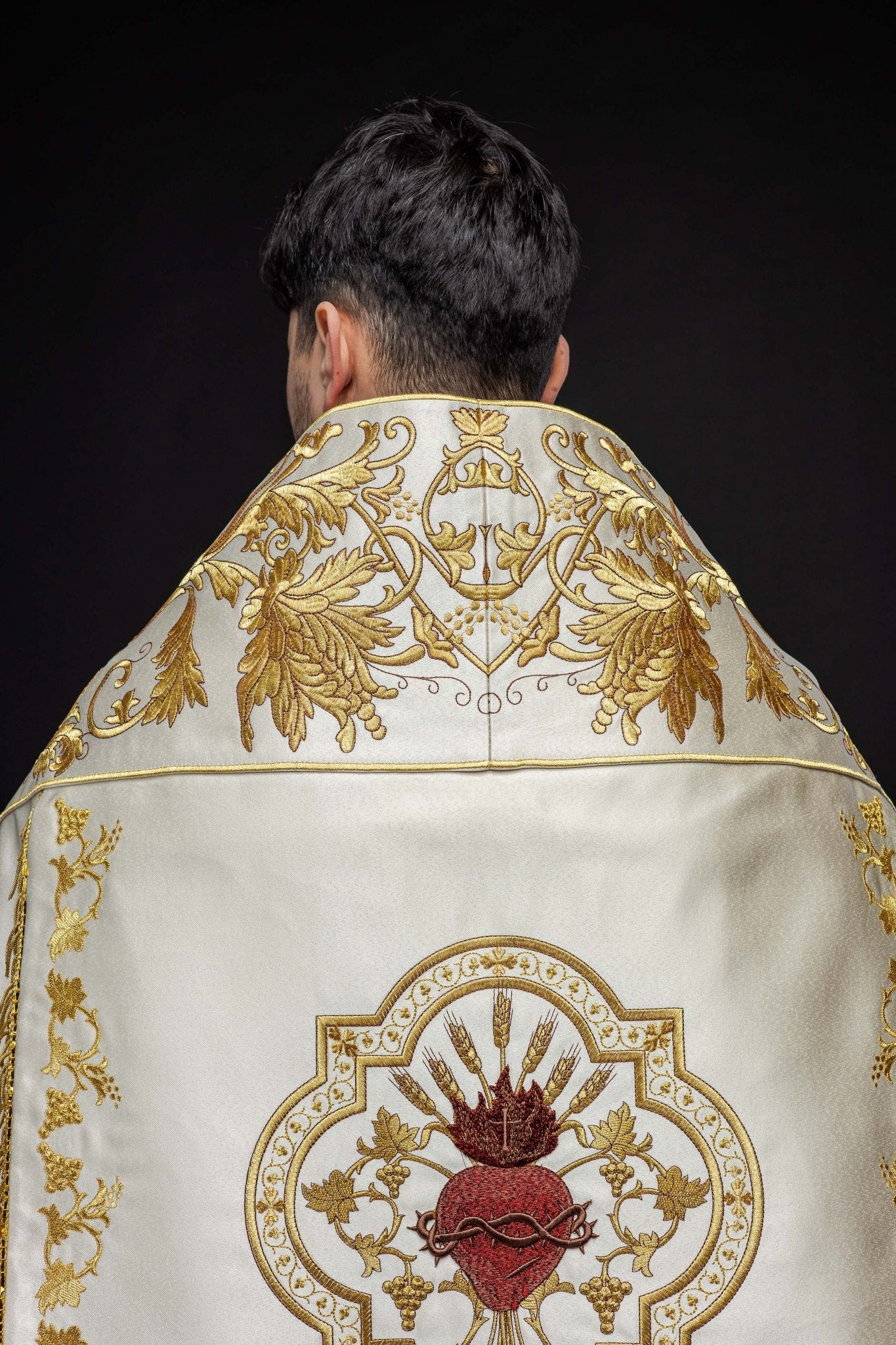 Ecru satin Roman cape with embroidered heart of Jesus KKP/026/05/20 145 cm - HAFTINAUSA.COM