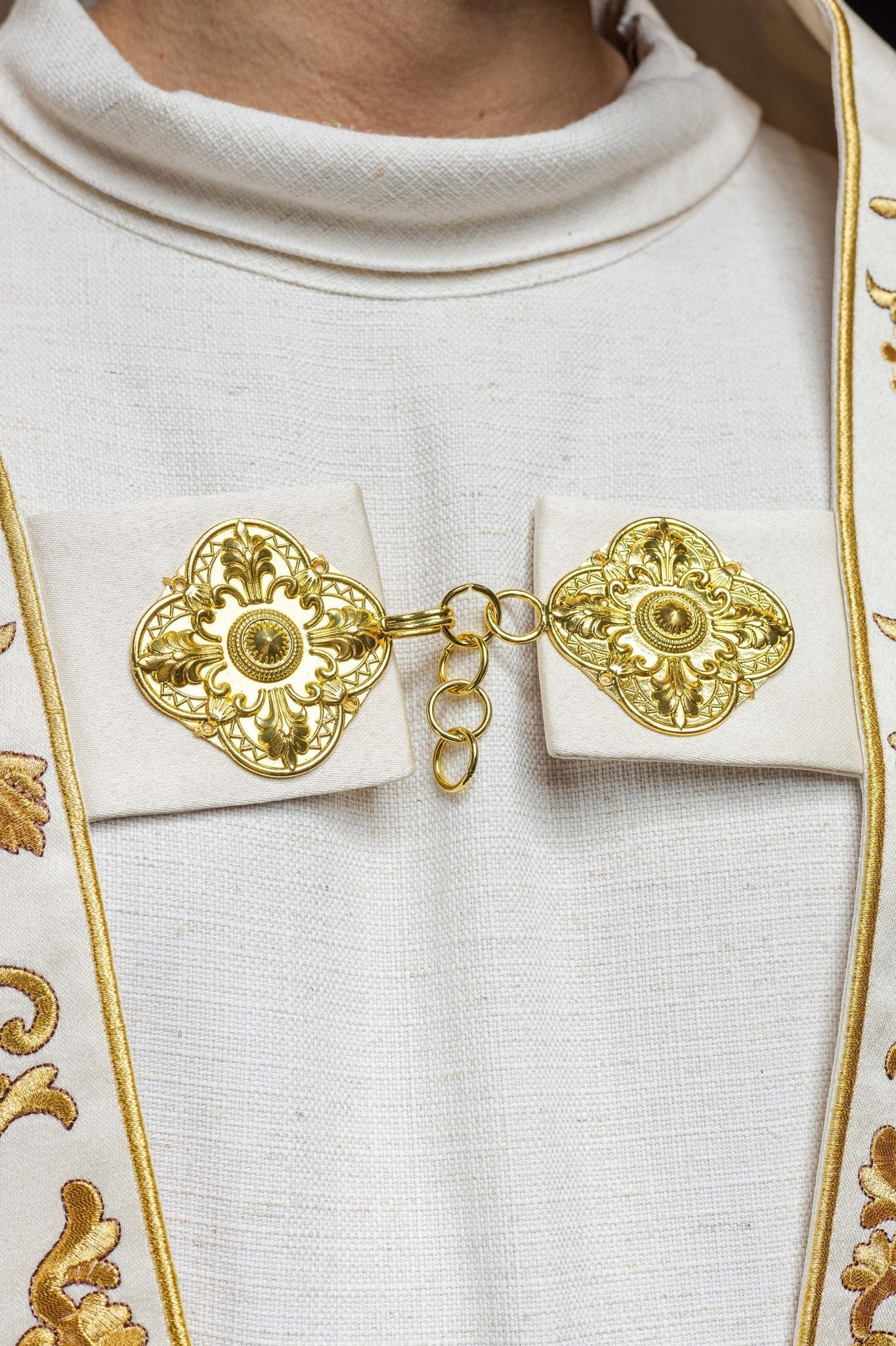Ecru satin Roman cape with embroidered heart of Jesus KKP/026/05/20 145 cm - HAFTINAUSA.COM
