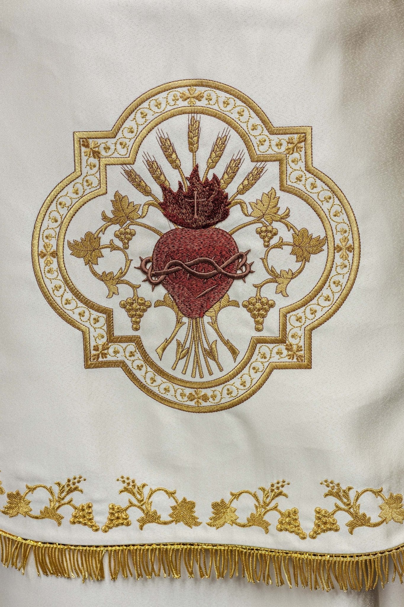 Ecru satin Roman cape with embroidered heart of Jesus KKP/026/05/20 145 cm - HAFTINAUSA.COM