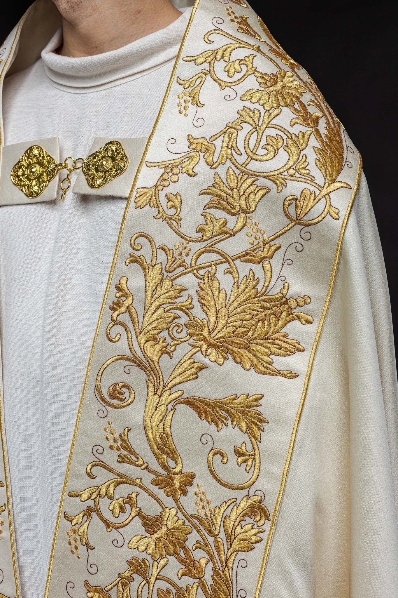 Ecru satin Roman cape with embroidered heart of Jesus KKP/026/05/20 145 cm - HAFTINAUSA.COM