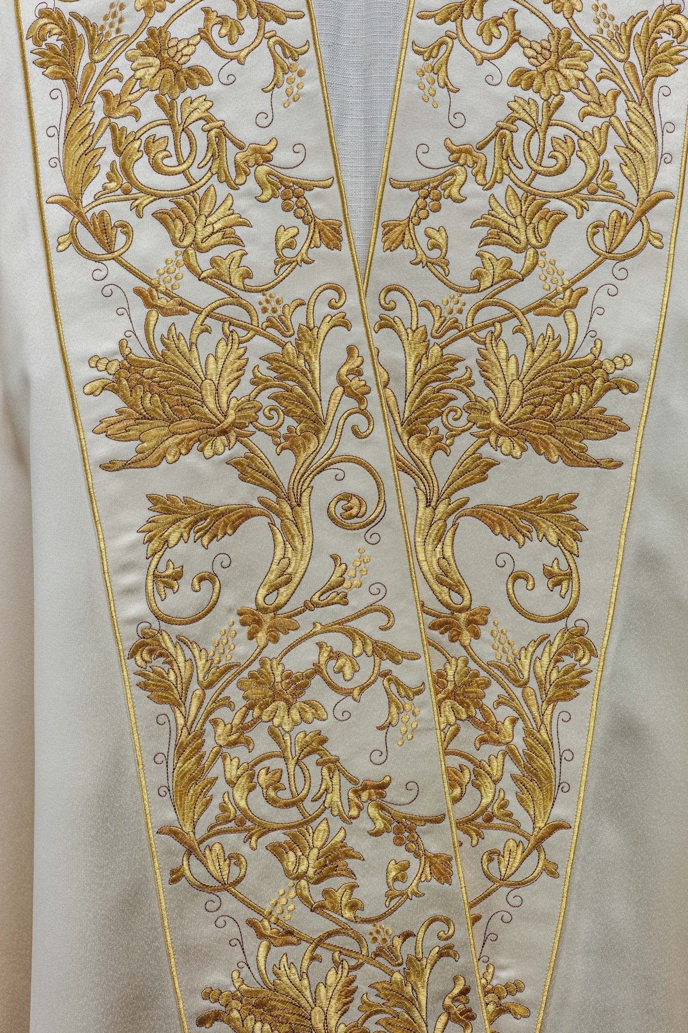 Ecru satin Roman cape with embroidered heart of Jesus KKP/026/05/20 145 cm - HAFTINAUSA.COM