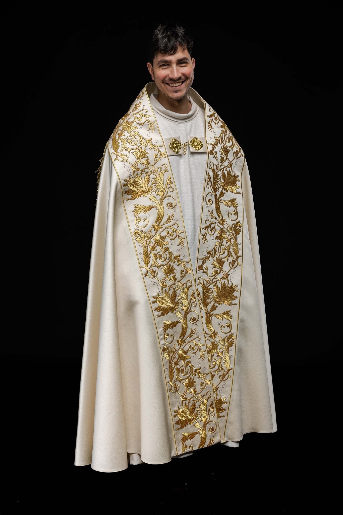 Ecru satin Roman cape with embroidered heart of Jesus KKP/026/05/20 145 cm - HAFTINAUSA.COM