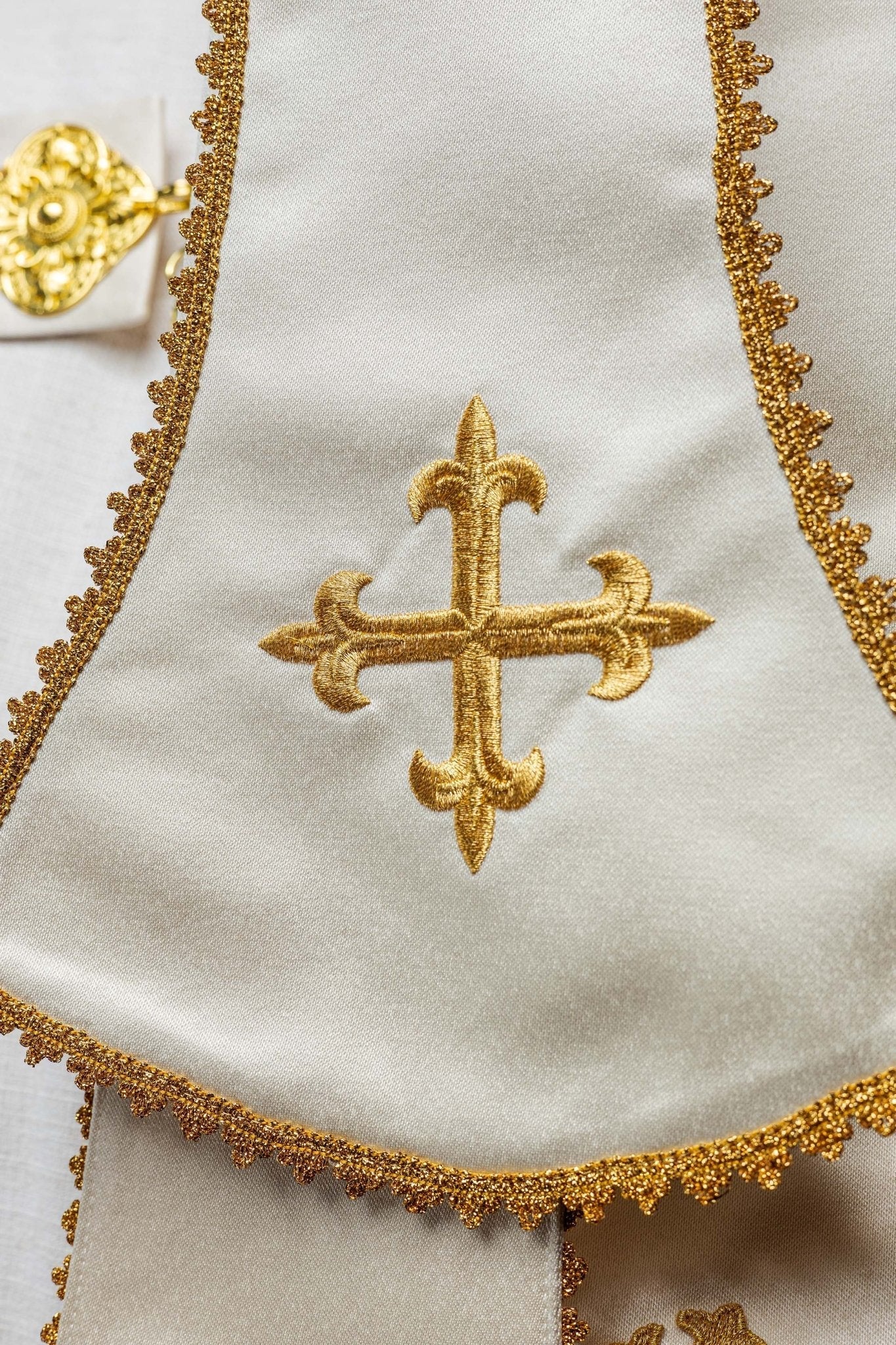 Ecru satin Roman cape with embroidered heart of Jesus KKP/026/05/20 145 cm - HAFTINAUSA.COM