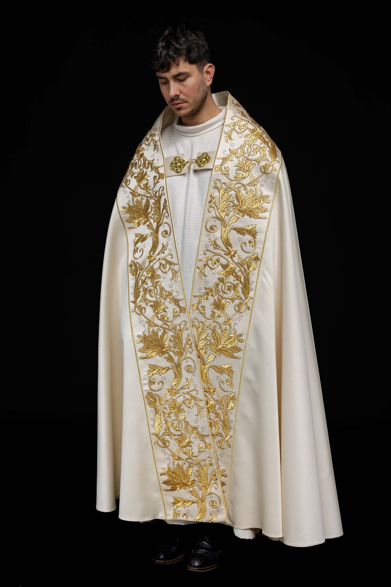 Ecru satin Roman cape with embroidered heart of Jesus KKP/026/05/20 145 cm - HAFTINAUSA.COM