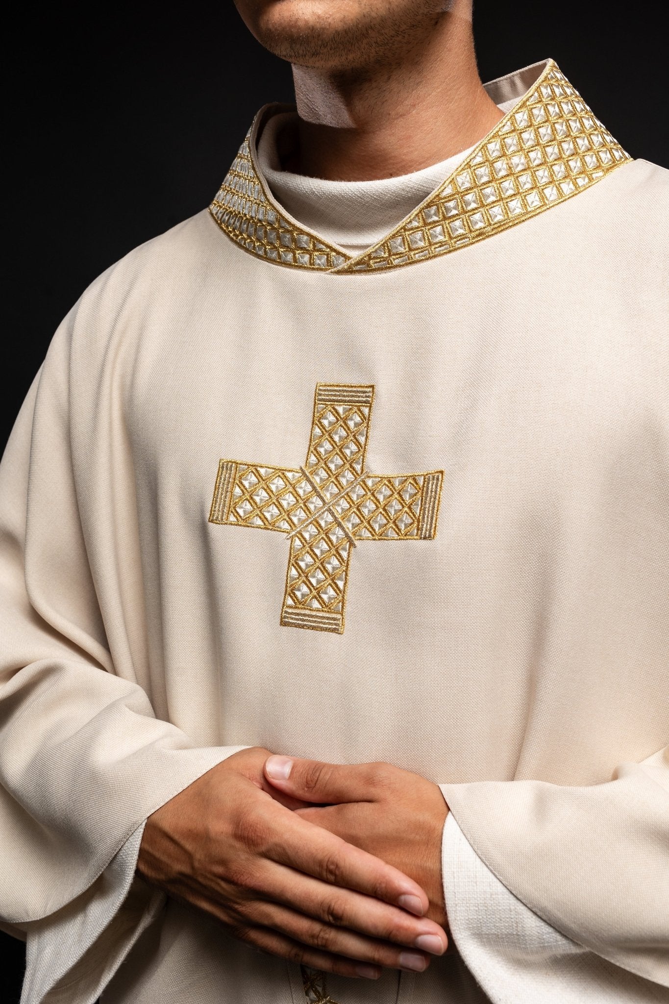 Ecru vestment with decorative collar and gold crosses S - 7070 - 05 - 70 - HAFTINAUSA.COM
