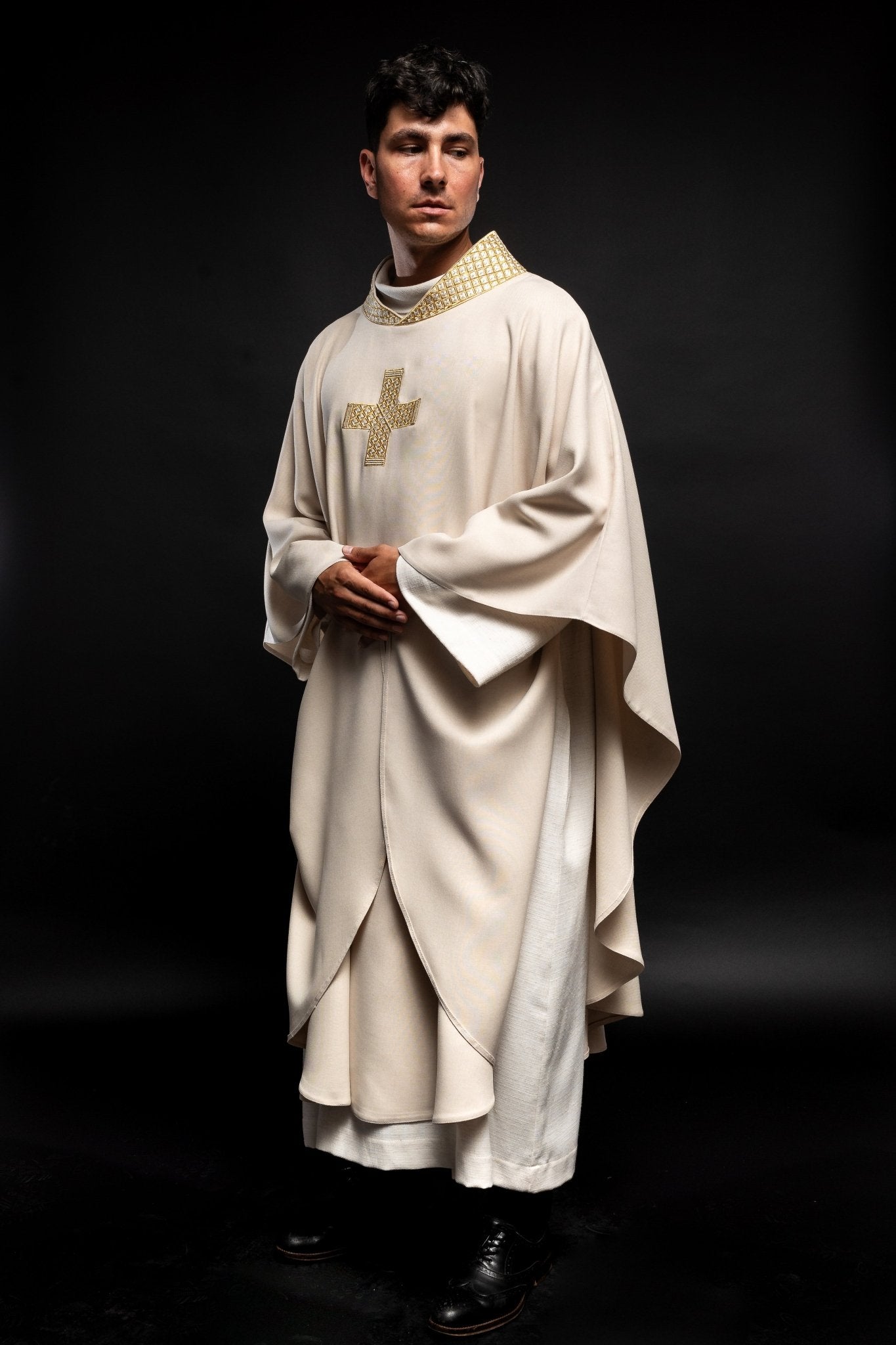 Ecru vestment with decorative collar and gold crosses S - 7070 - 05 - 70 - HAFTINAUSA.COM