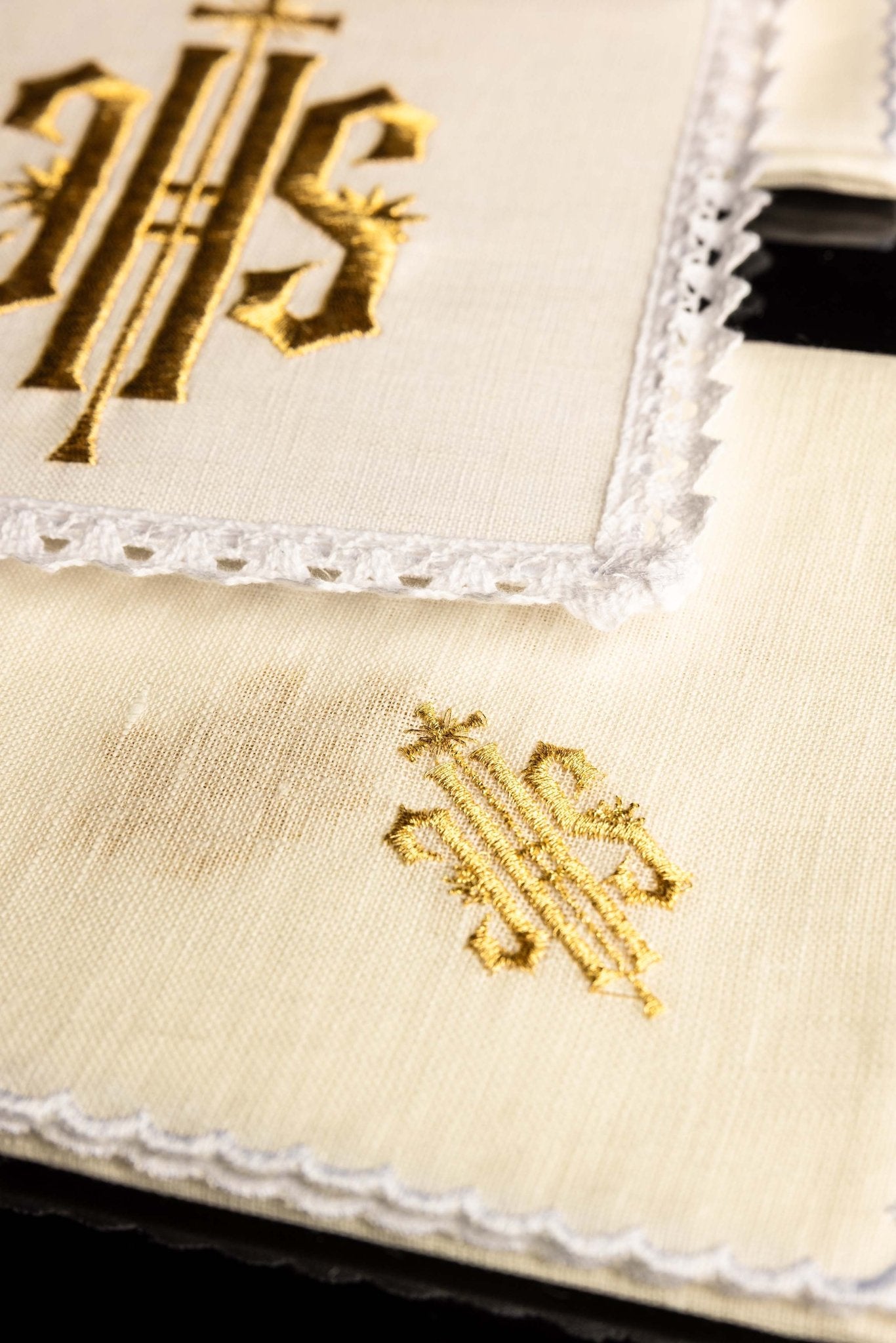 Embroidered altar linen IHS Gold KKL/029/C1 - CHASUBLES.COM