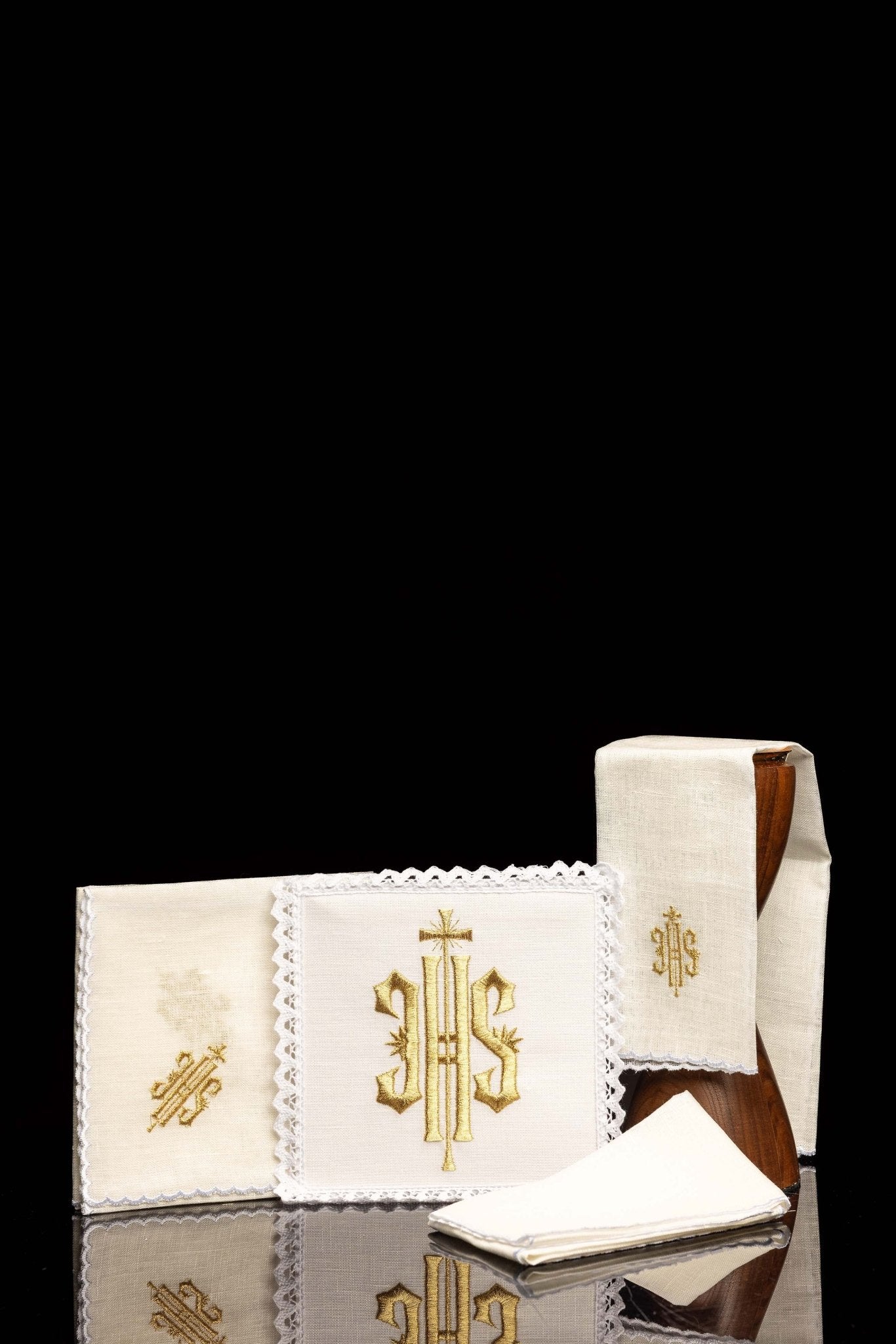 Embroidered altar linen IHS Gold KKL/029/C1 - CHASUBLES.COM
