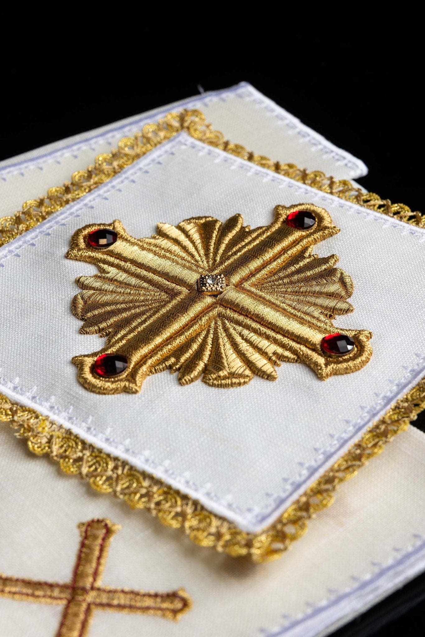 Embroidered altar linen richly decorated LE/5010 - CHASUBLES.COM
