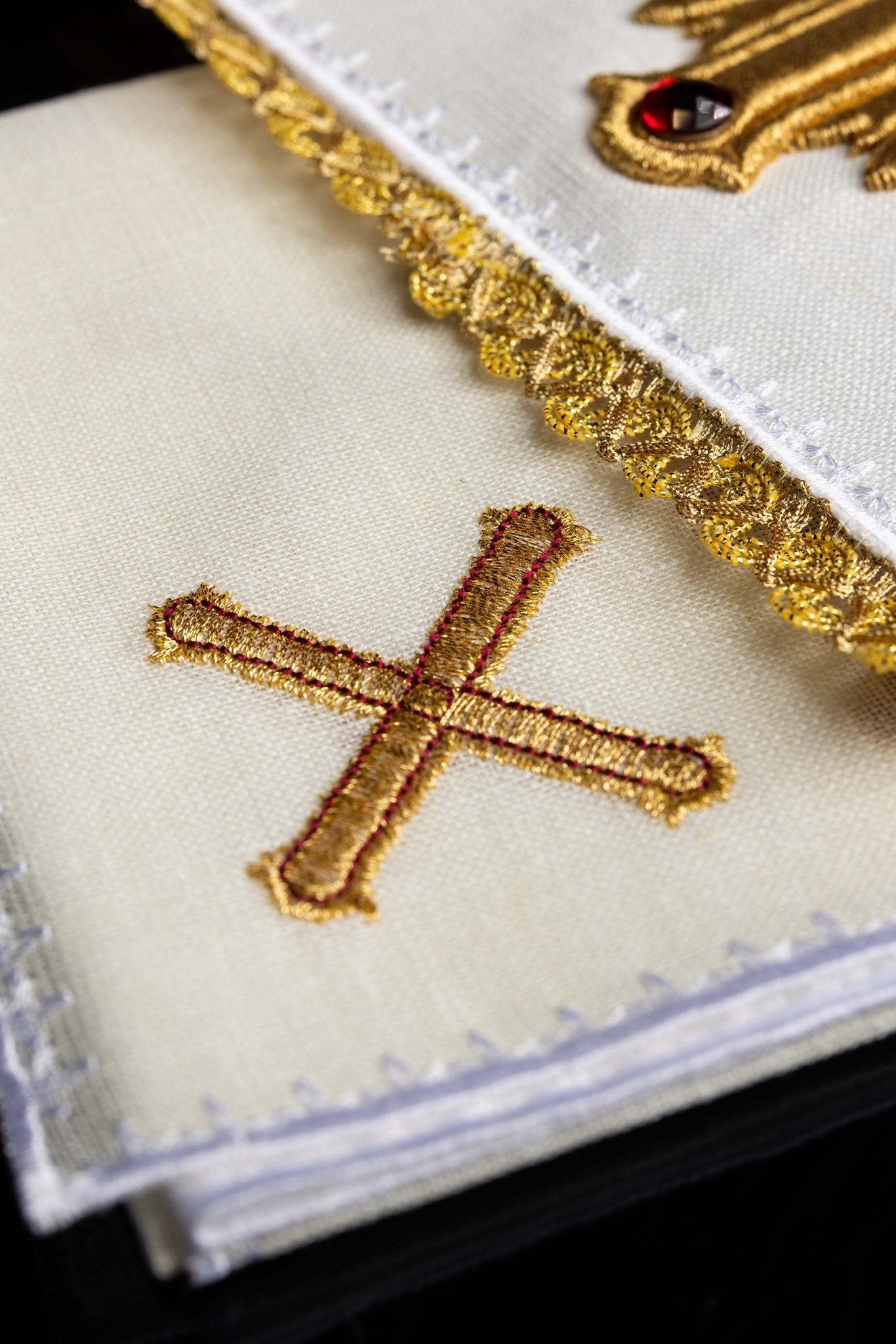 Embroidered altar linen richly decorated LE/5010 - CHASUBLES.COM