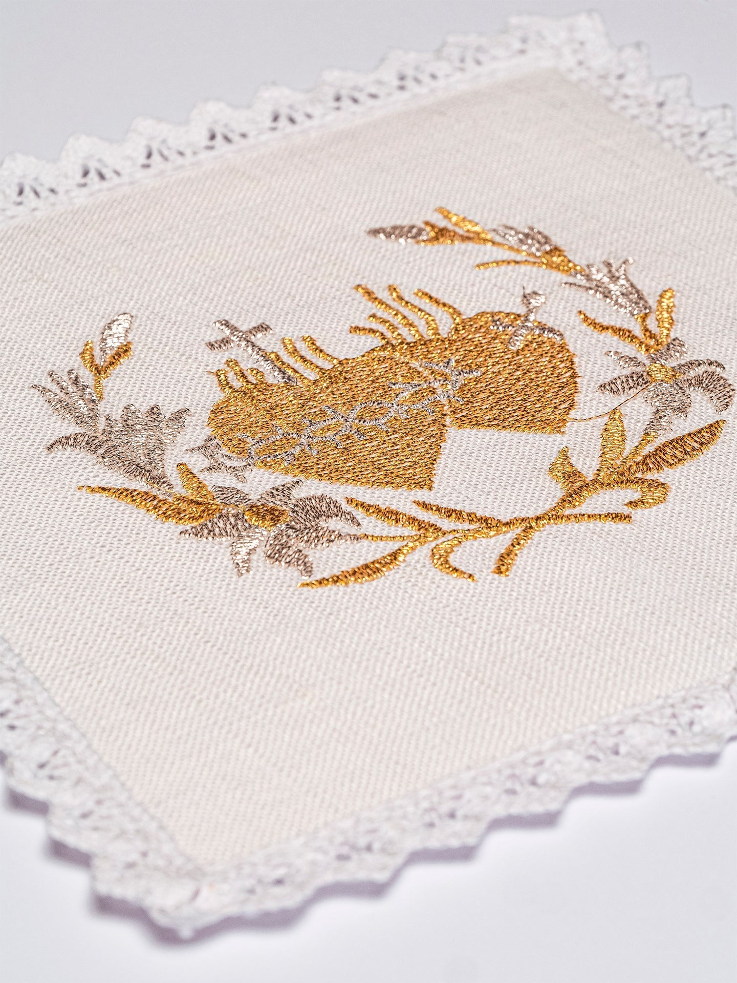Embroidered altar linen set with the sacred hearts embroidery KKL/016 - HAFTINAUSA.COM